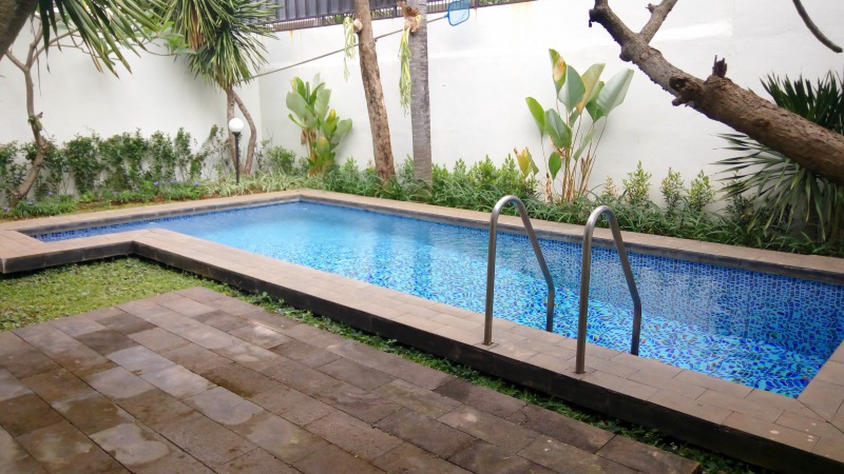 Good house in strategic location of south Jakarta  "The price can be negotiable"