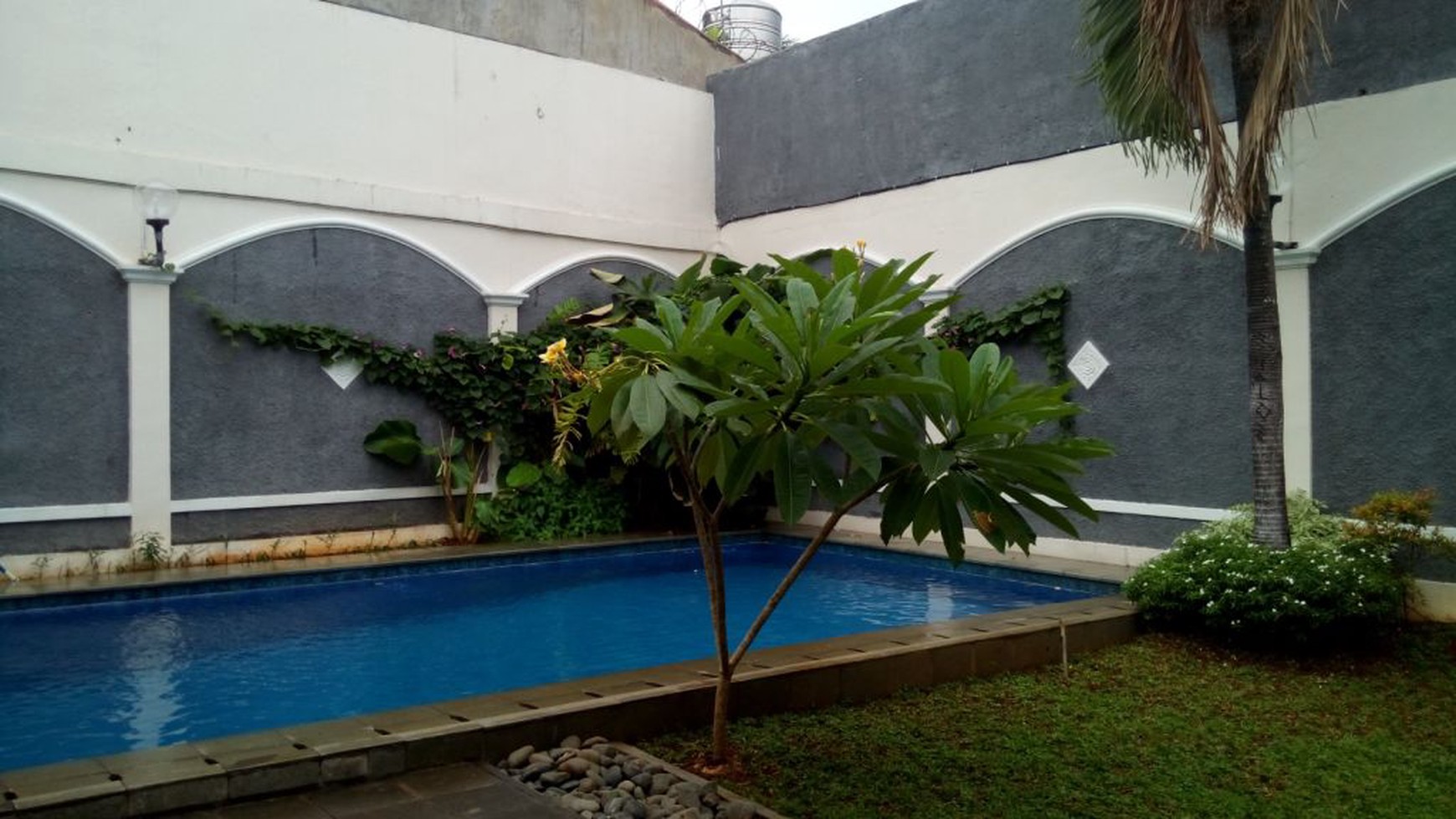 Good House in Strategic Location of Kemang Jakarta "the price can be negotiable"