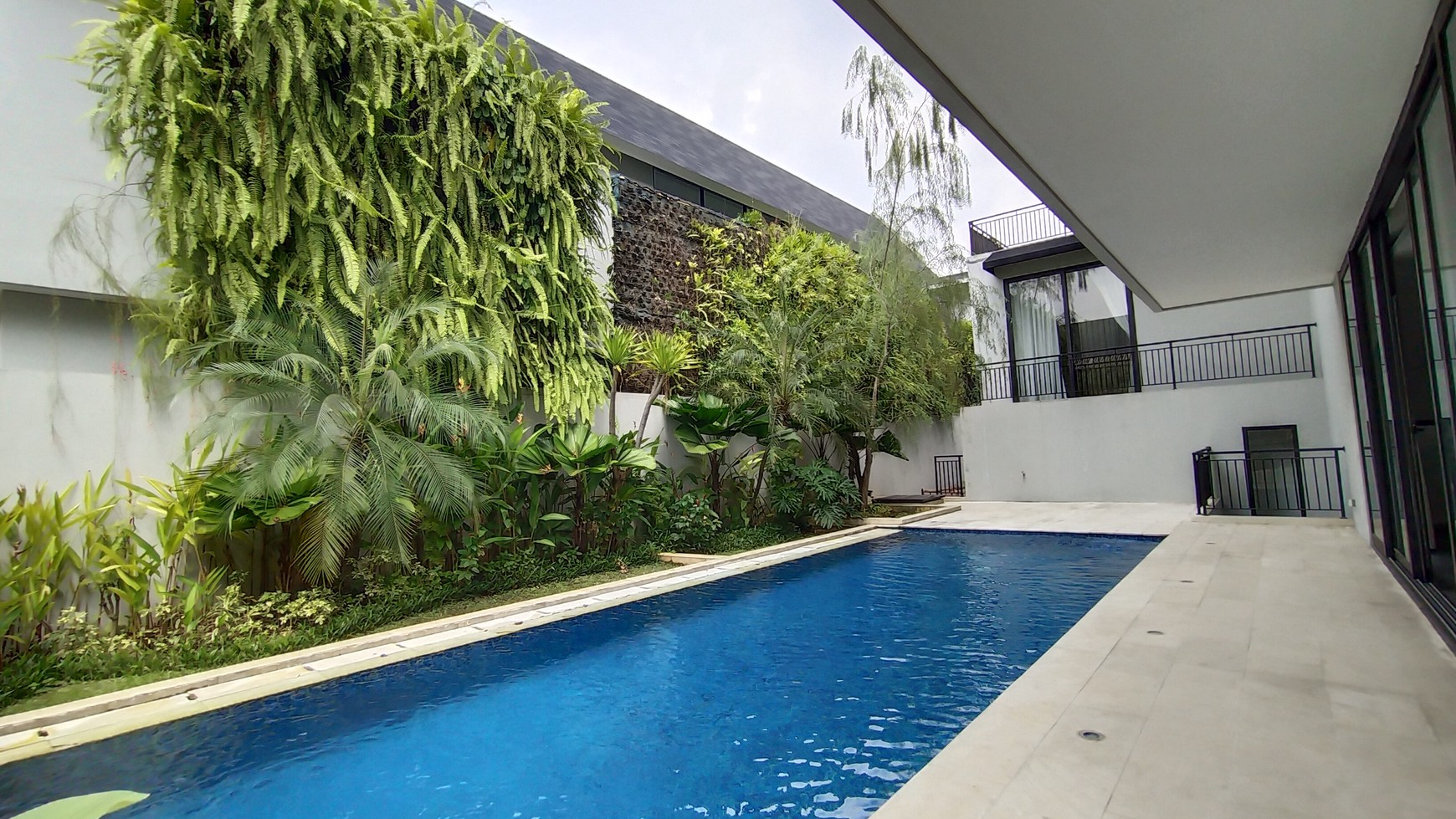 For rent a luxury house in a strategic townhouse in Kemang