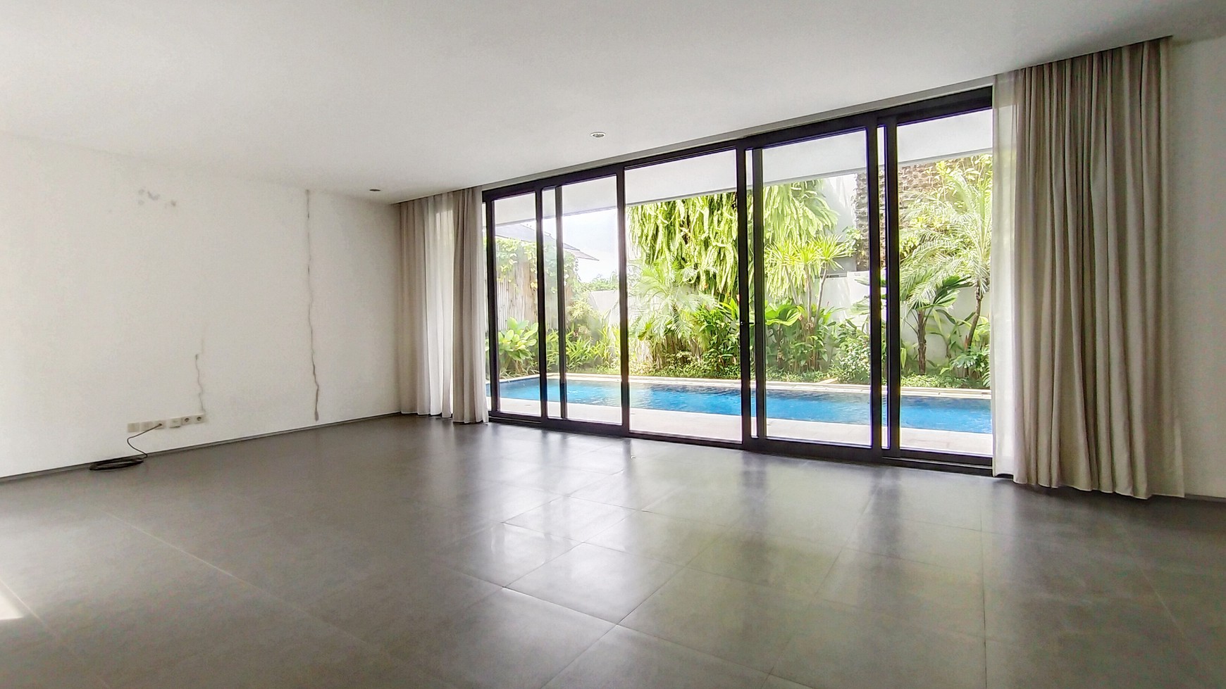 For rent a luxury house in a strategic townhouse in Kemang