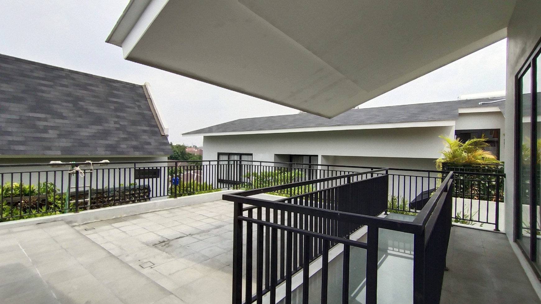 For rent a luxury house in a strategic townhouse in Kemang