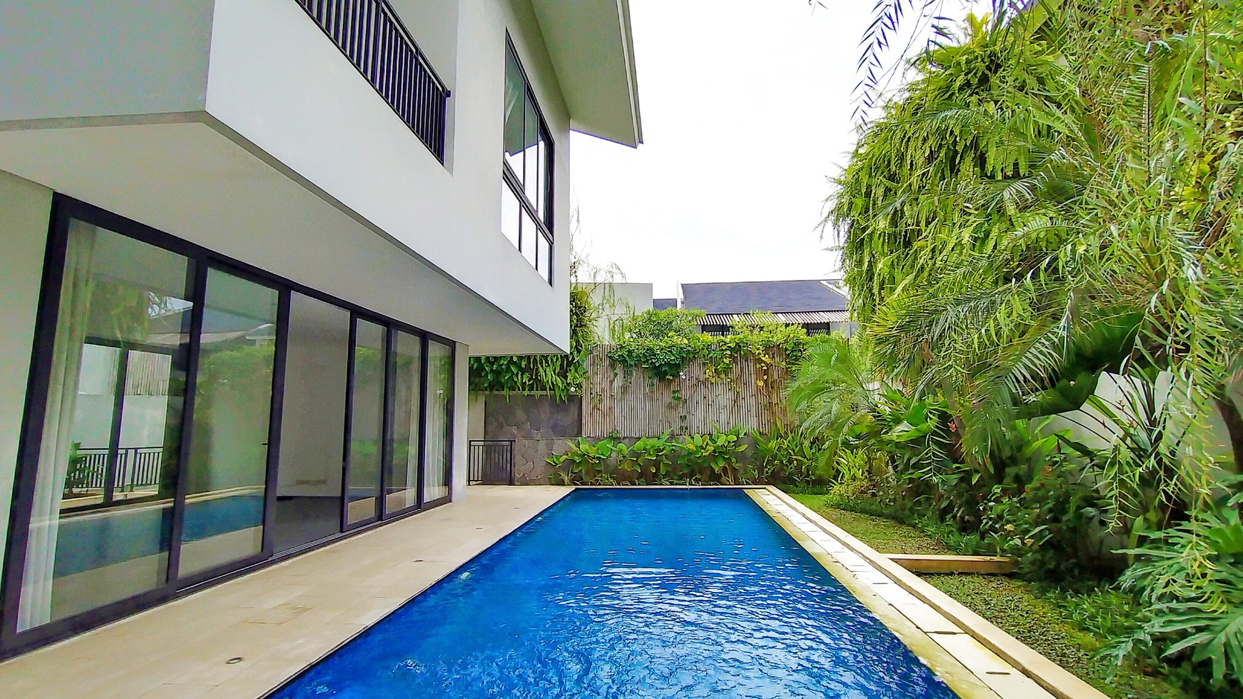 For rent a luxury house in a strategic townhouse in Kemang