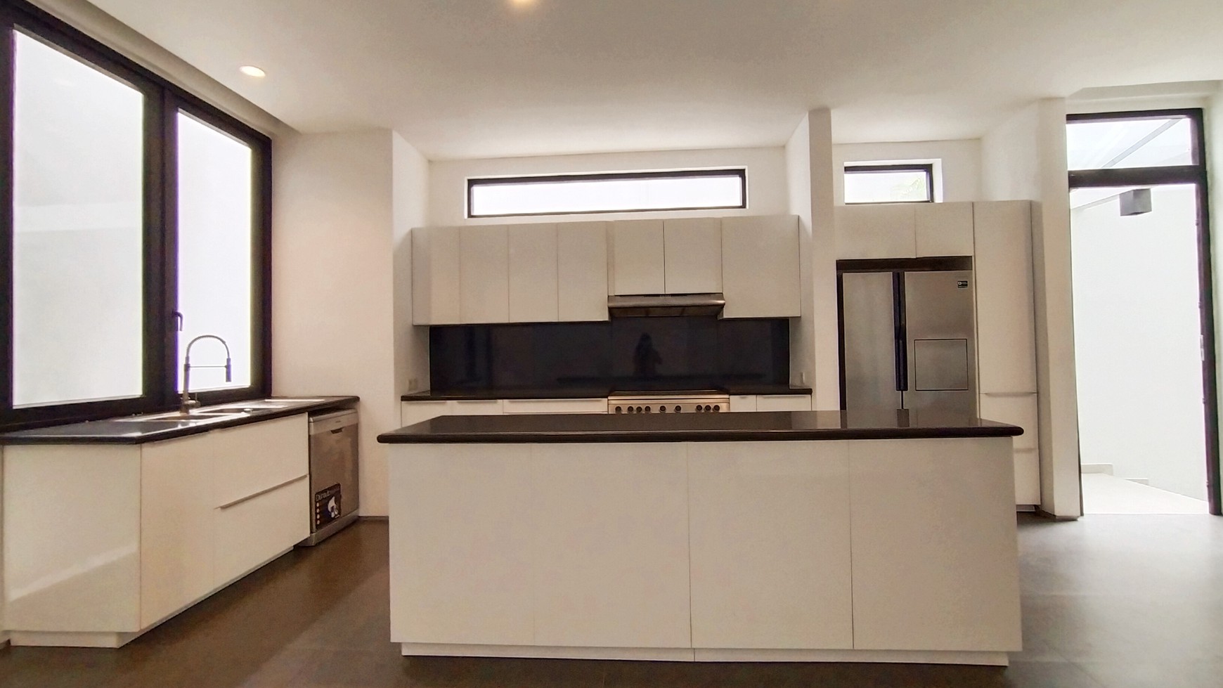 For rent a luxury house in a strategic townhouse in Kemang