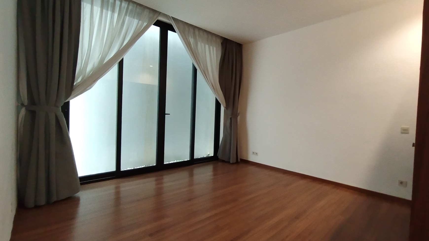 For rent a luxury house in a strategic townhouse in Kemang