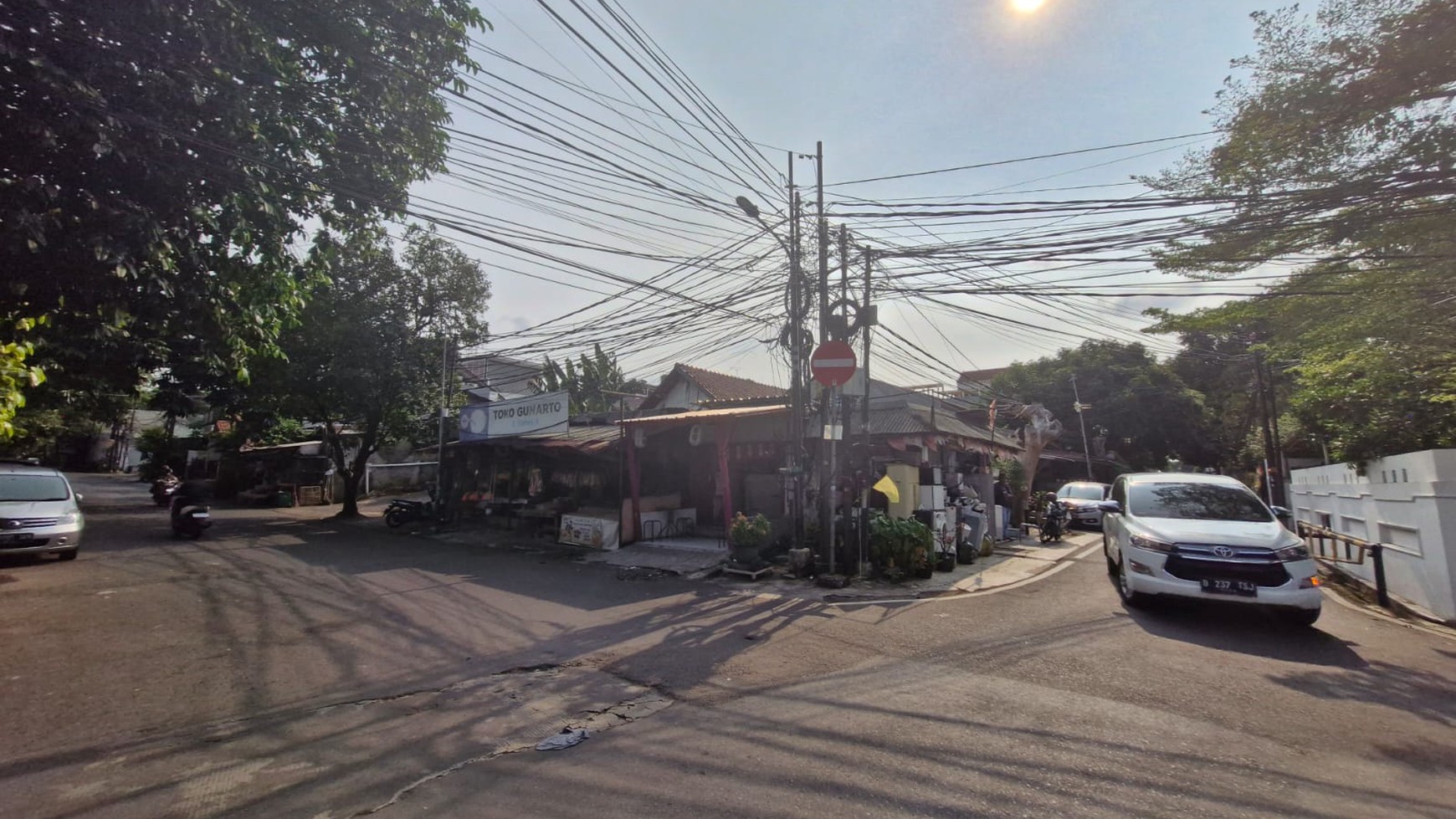 Rumah Strategis di hoek, terawat dan siap huni di Jl Gaharu, Cipete, Cilandak, Jakarta Selatan