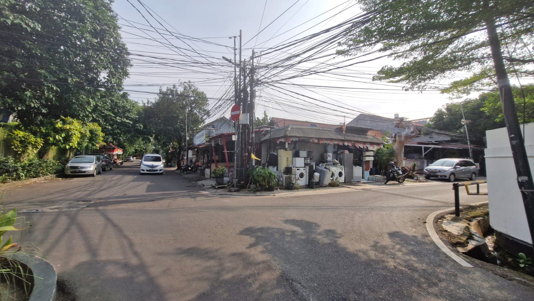 Rumah Strategis di hoek, terawat dan siap huni di Jl Gaharu, Cipete, Cilandak, Jakarta Selatan