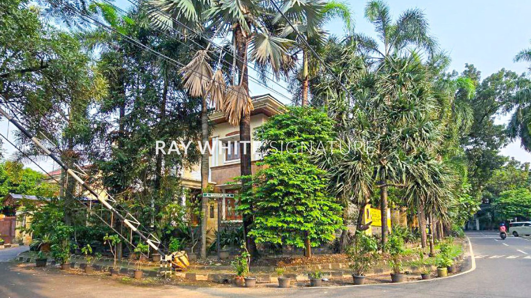 Rumah Dengan Kolam Renang Di Brawijaya Kebayoran Baru