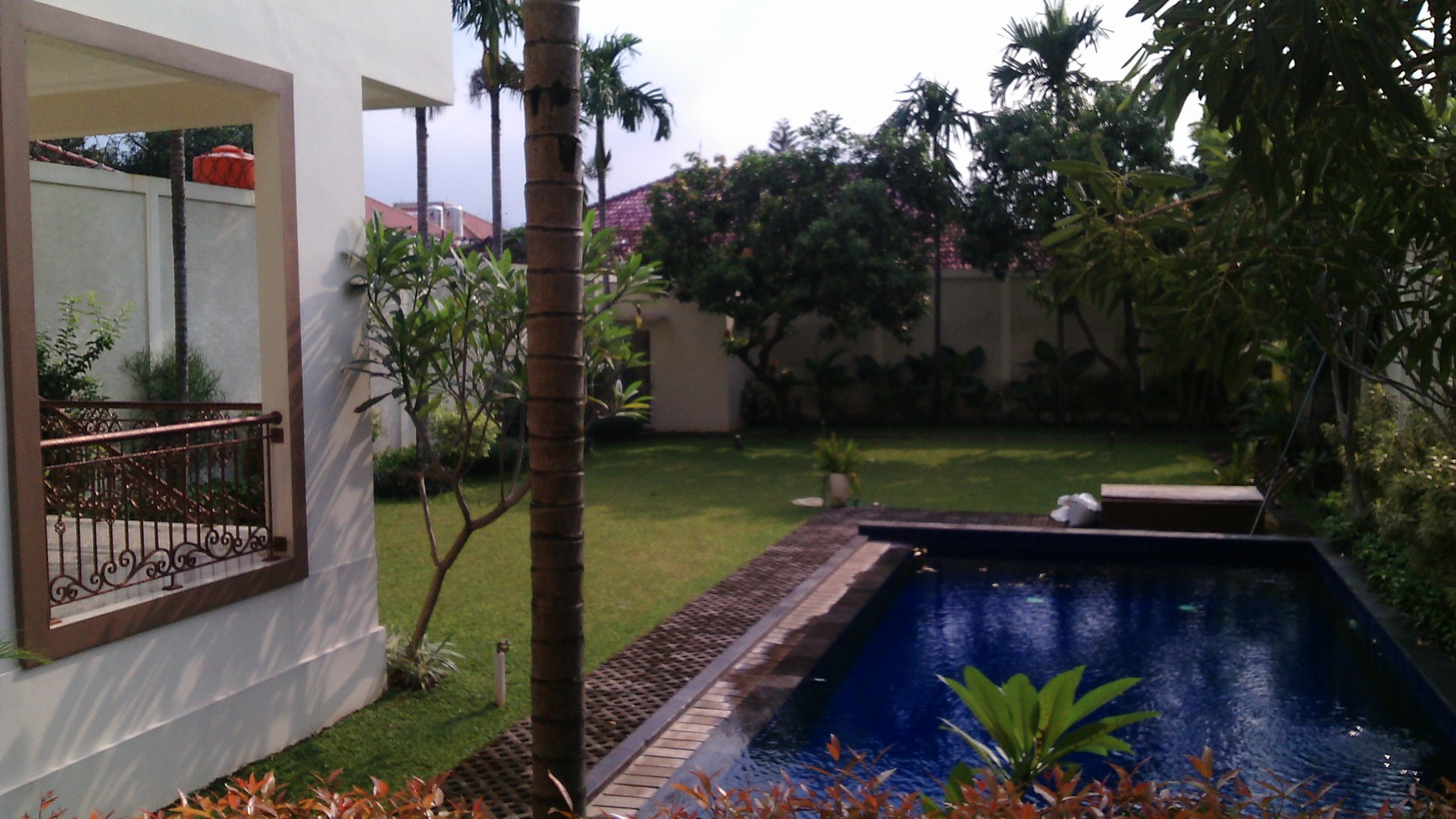 A Luxurious House with Nice backyard and pool in Kemang