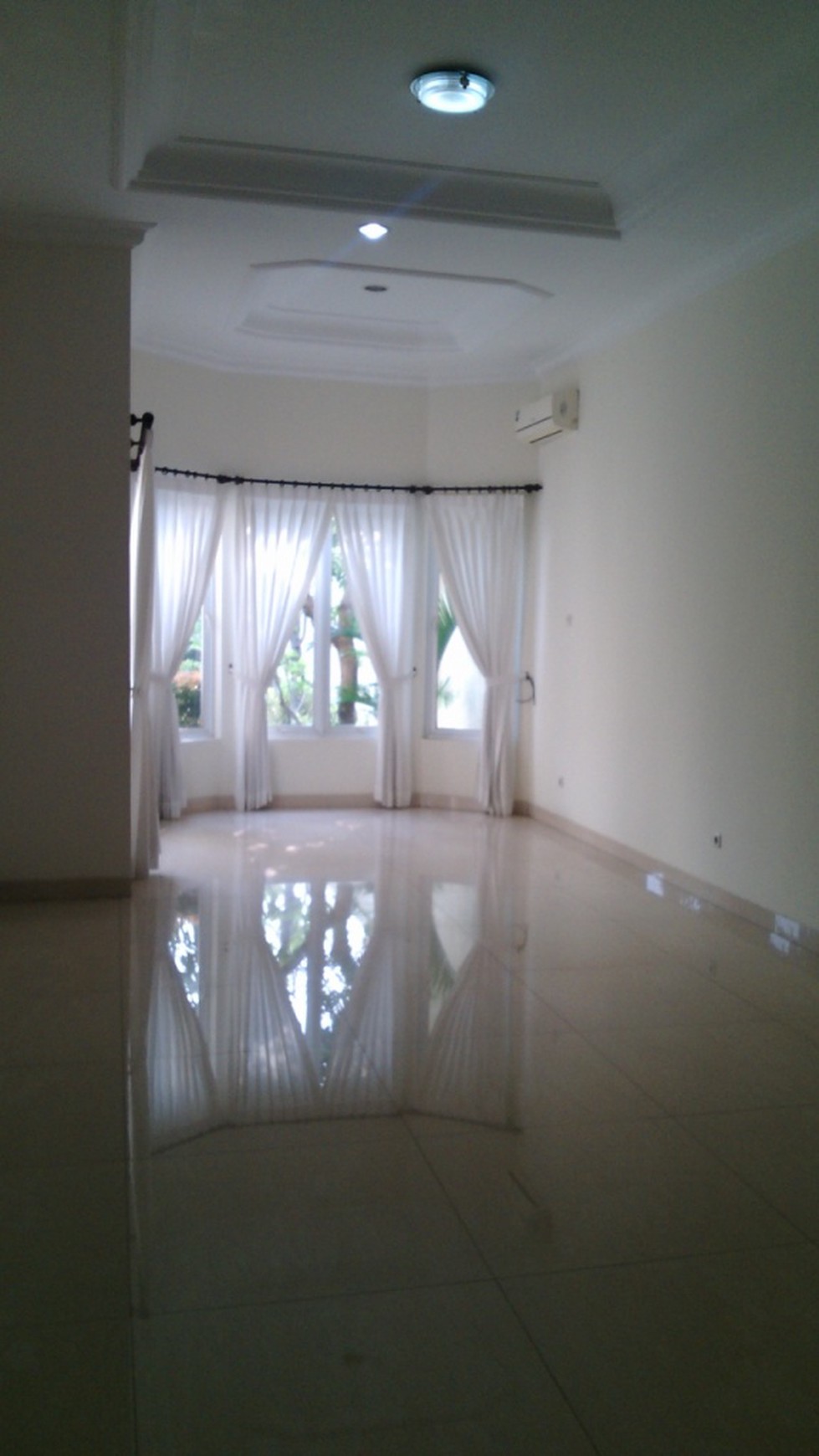 A Luxurious House with Nice backyard and pool in Kemang