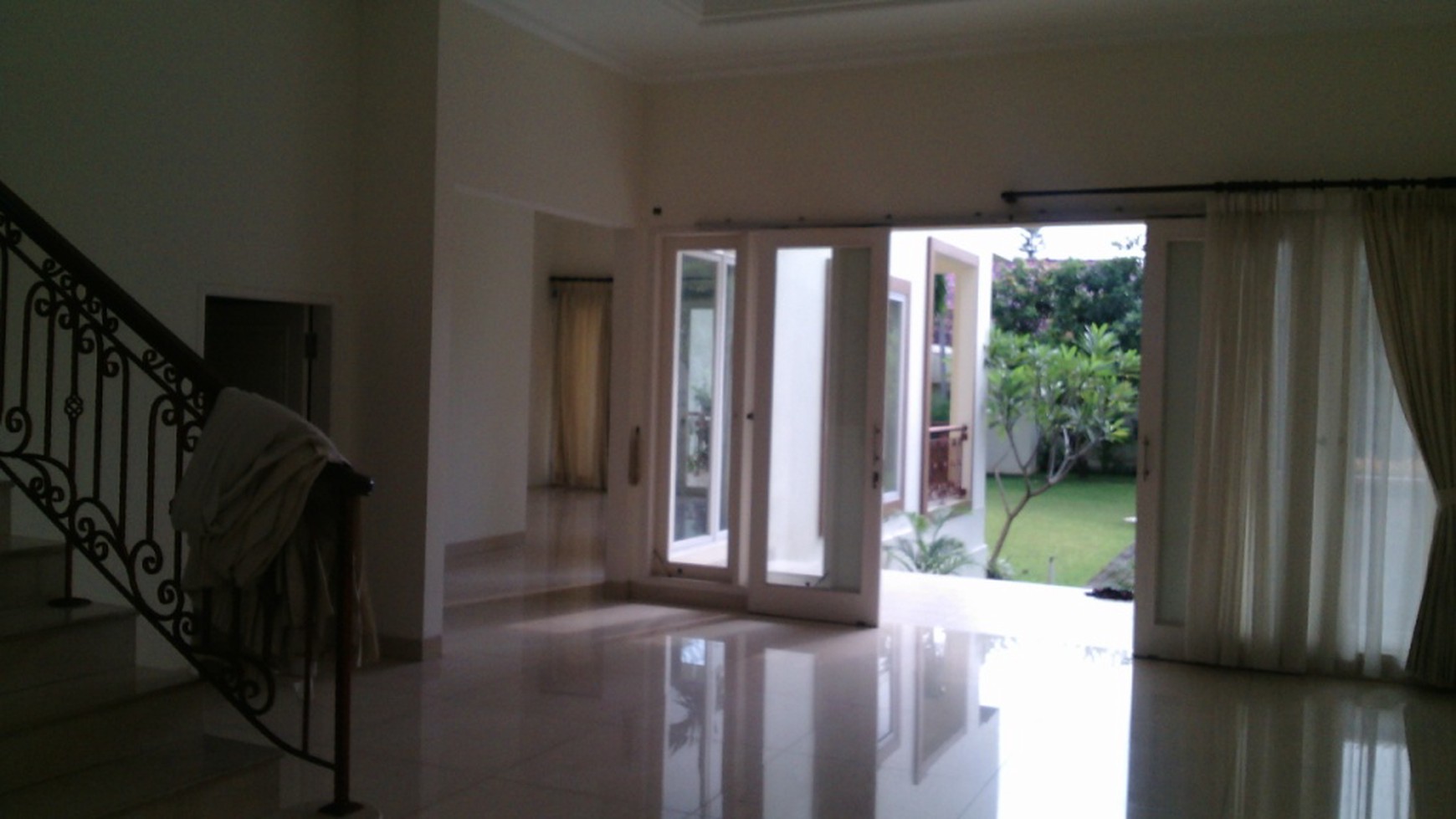 A Luxurious House with Nice backyard and pool in Kemang