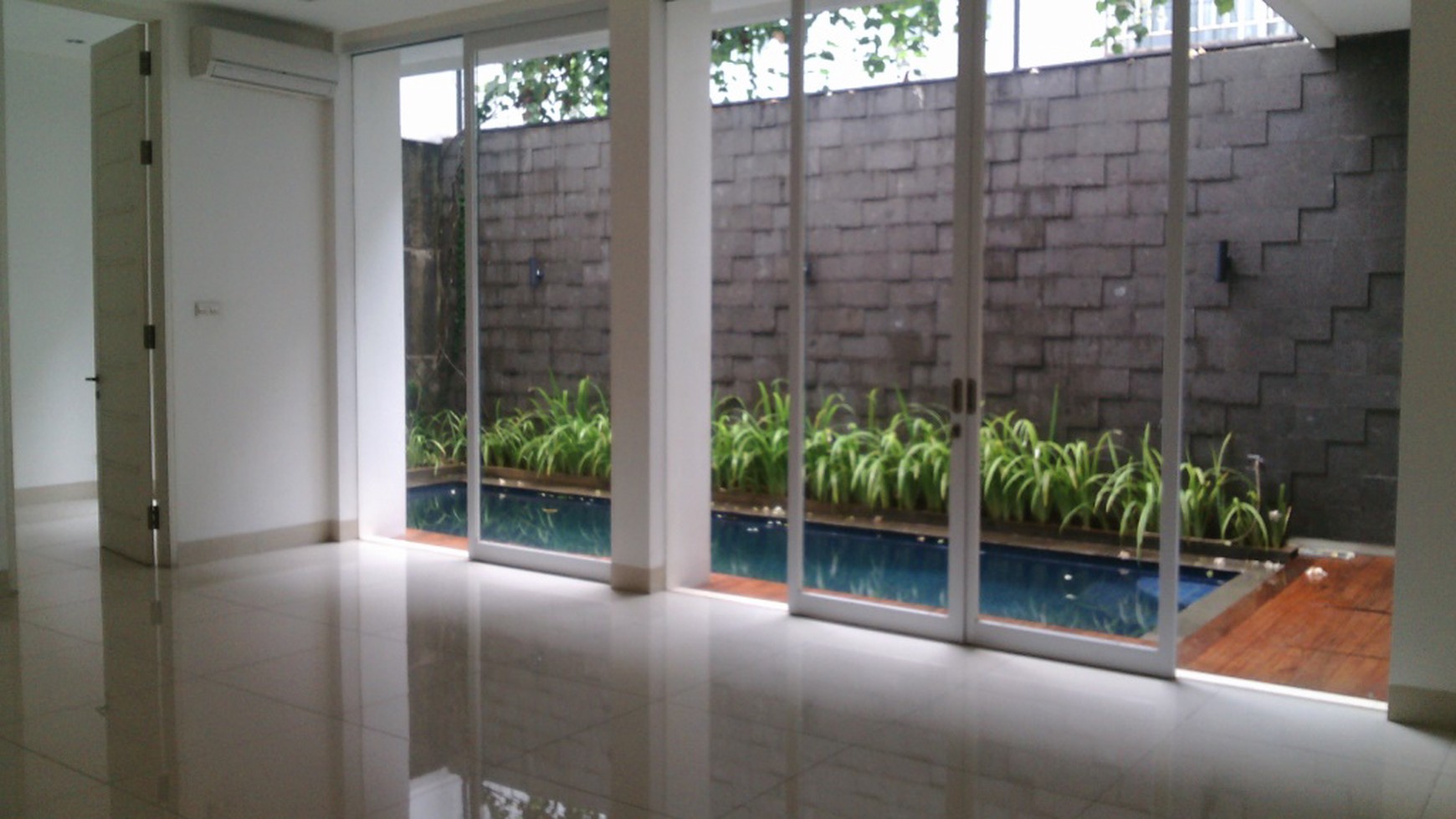 Beautiful house in the prime area of Kemang ready to rent