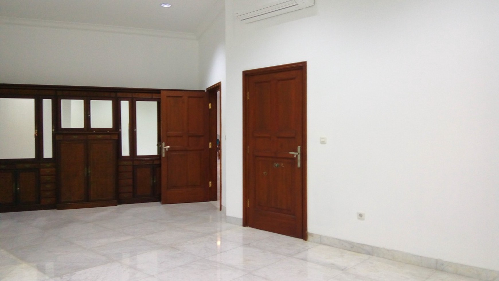 Brand new house In area Menteng for expatriat and others "The price can be negotiable"