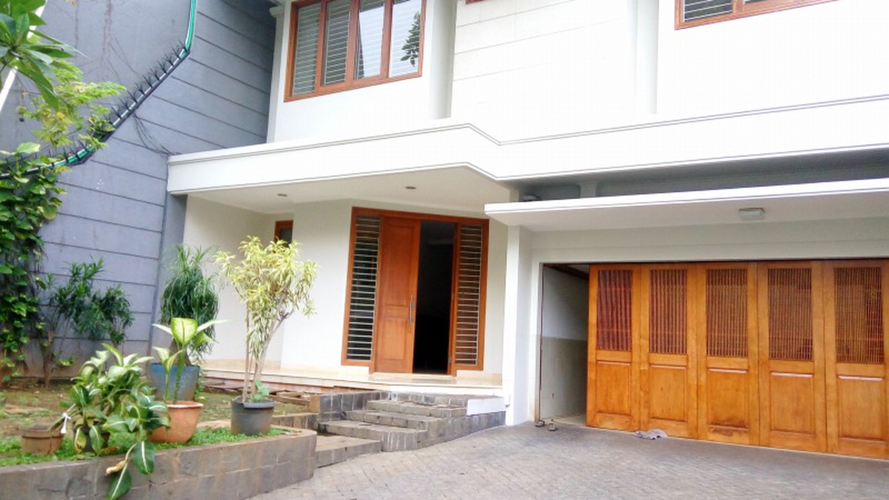 Good house in strategic location of Menteng Jakarta for office or residential "The price can be negotiable"