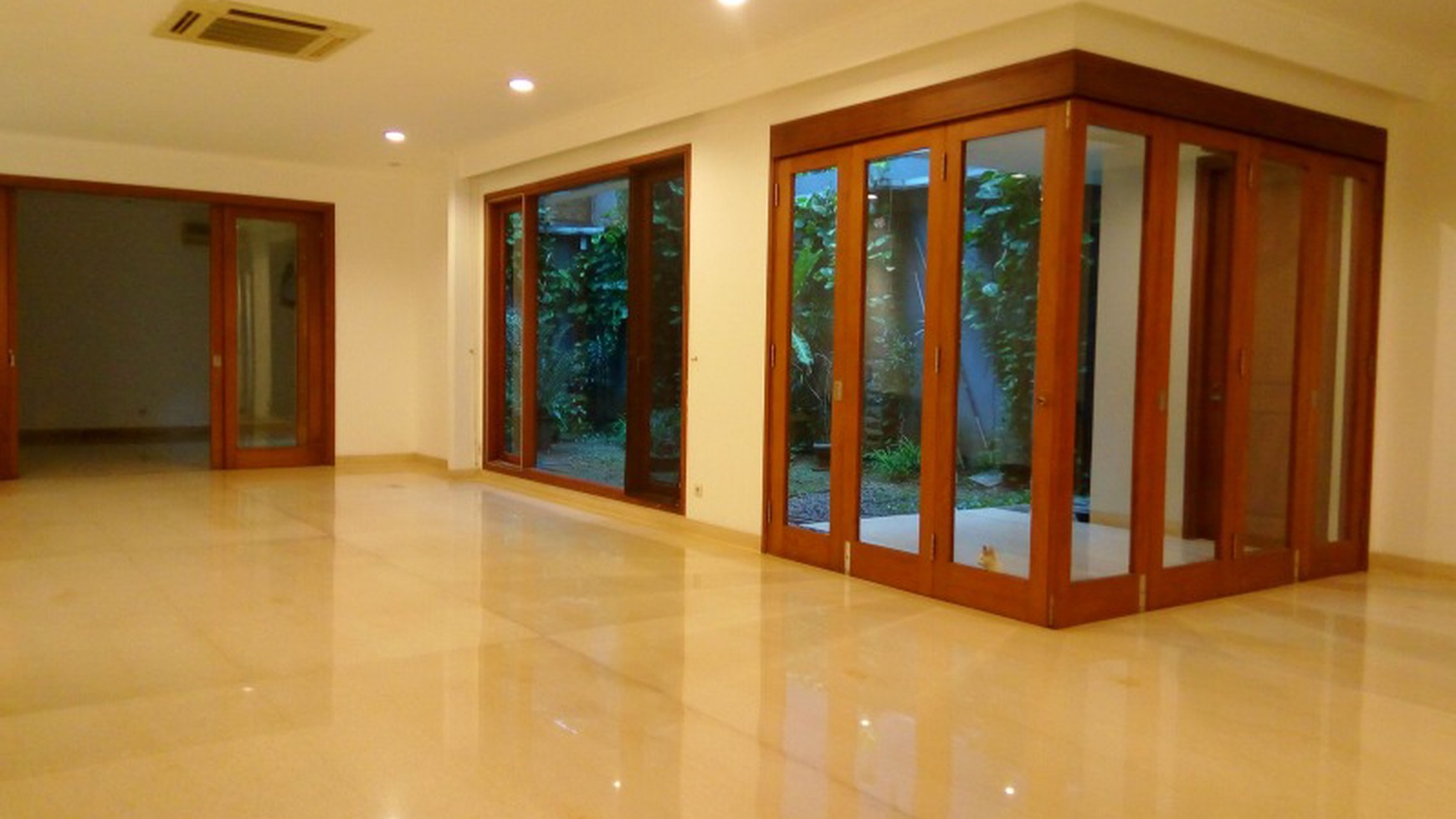 Good house in strategic location of Menteng Jakarta for office or residential "The price can be negotiable"