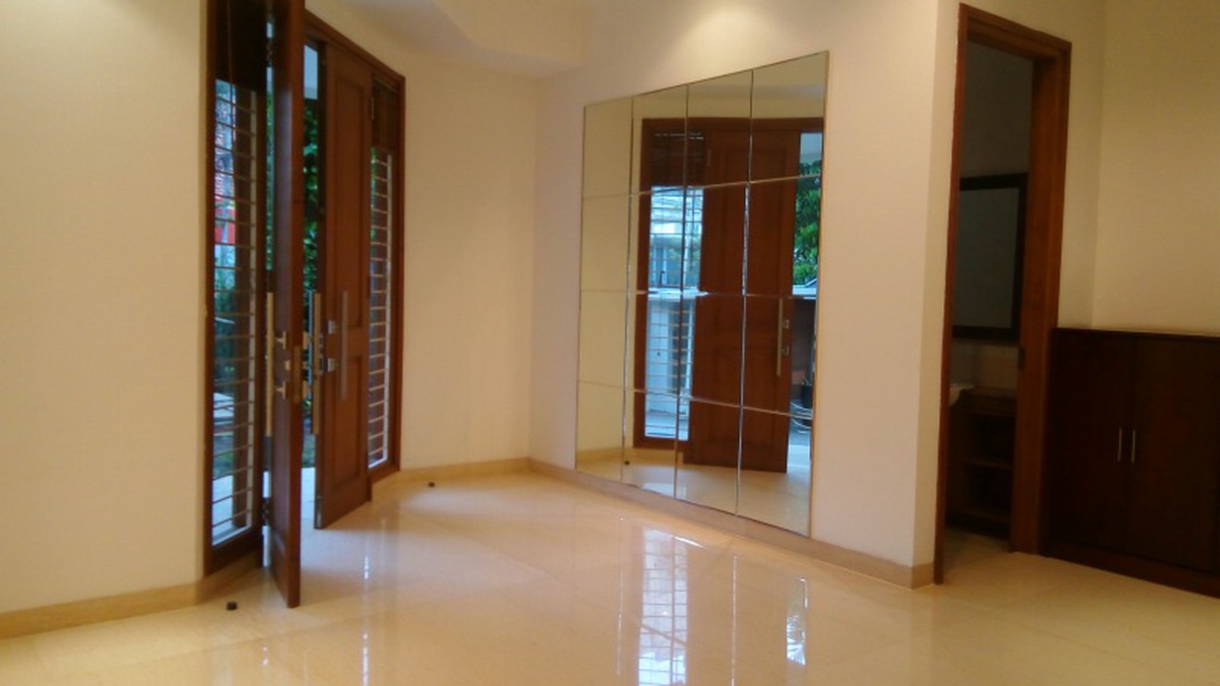 Good house in strategic location of Menteng Jakarta for office or residential "The price can be negotiable"