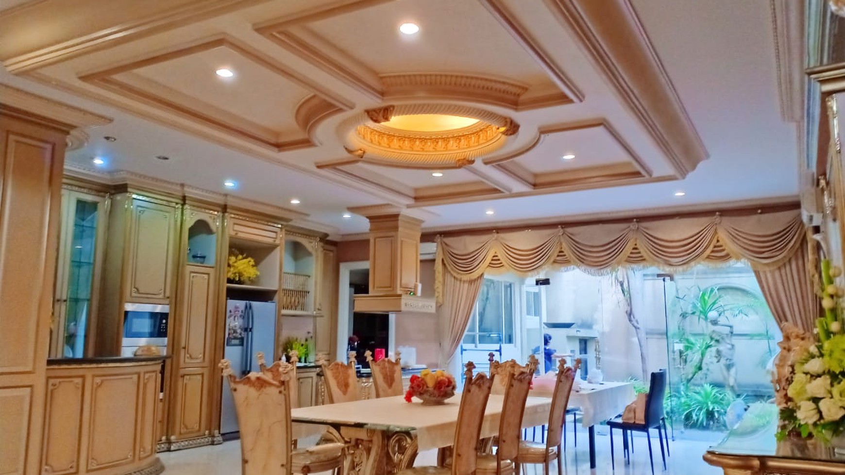 Dijual Rumah Mewah Fully Furnished di Araya Dharmahusada