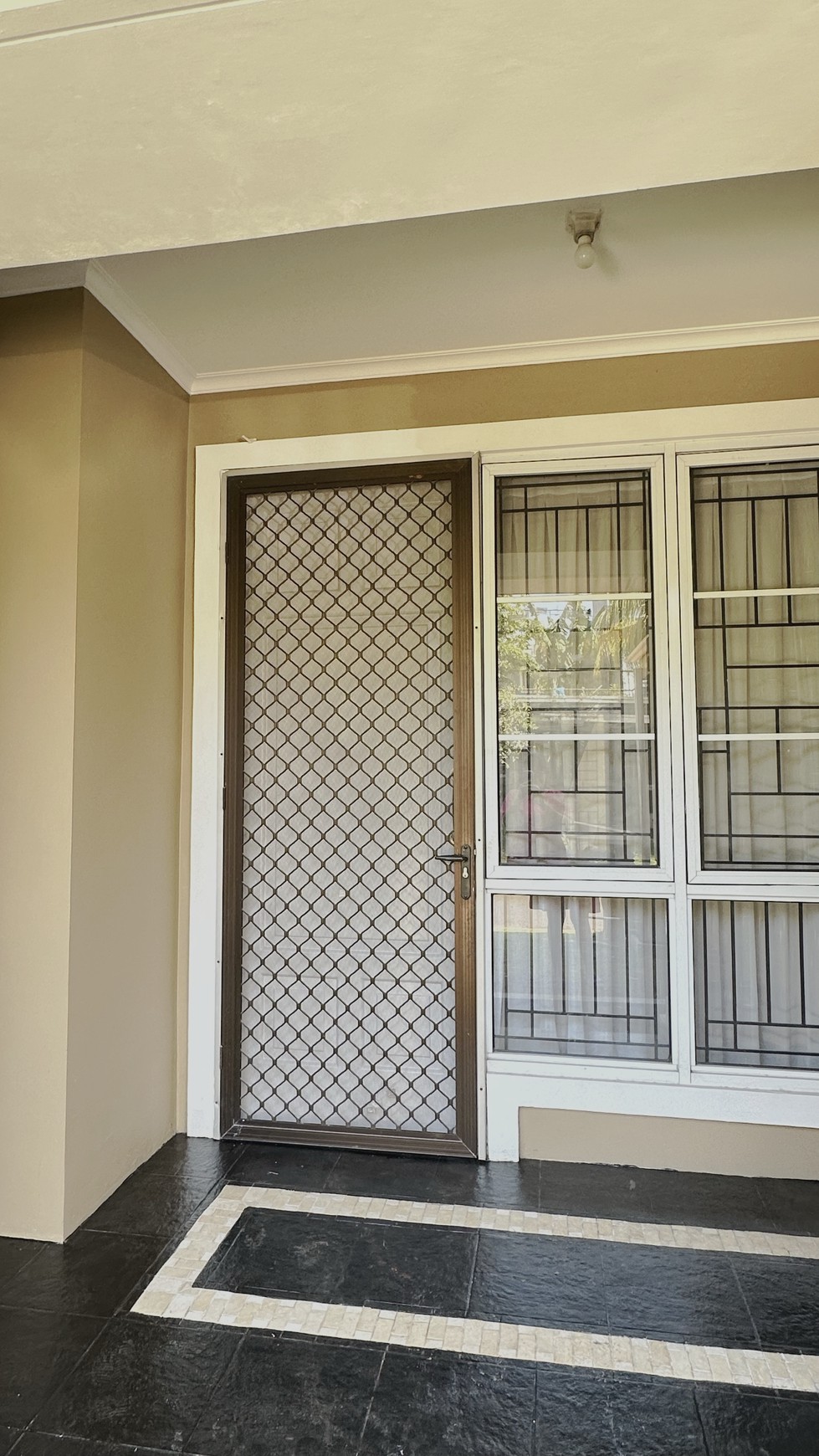 Rumah 2 Lantai Rapi Cantik Siap Huni