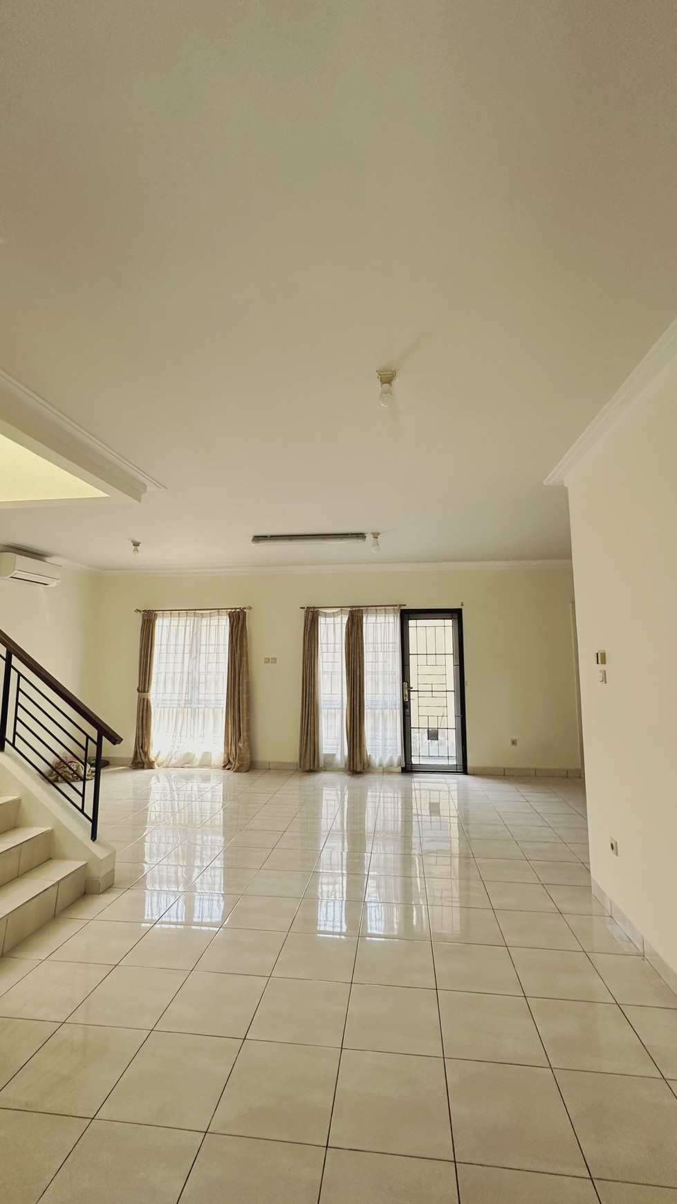 Rumah 2 Lantai Rapi Cantik Siap Huni