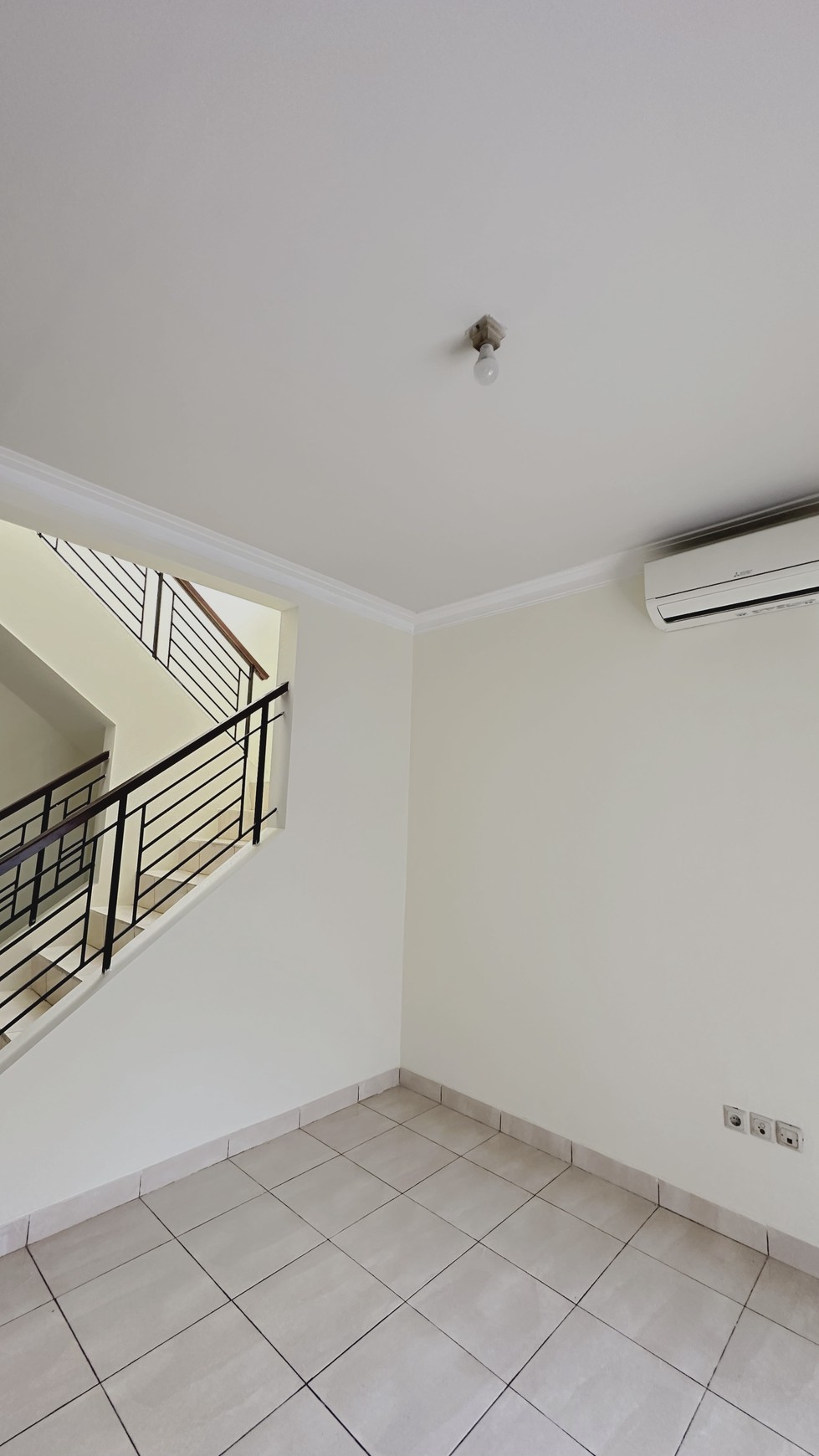 Rumah 2 Lantai Rapi Cantik Siap Huni