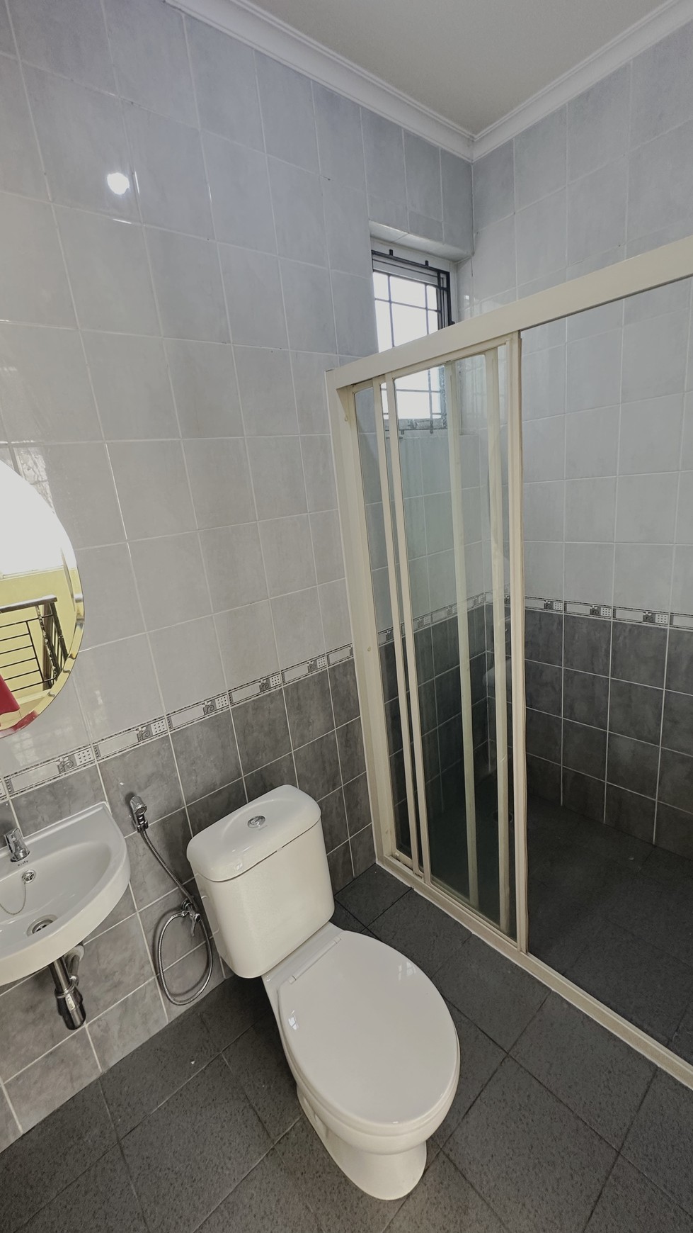 Rumah 2 Lantai Rapi Cantik Siap Huni