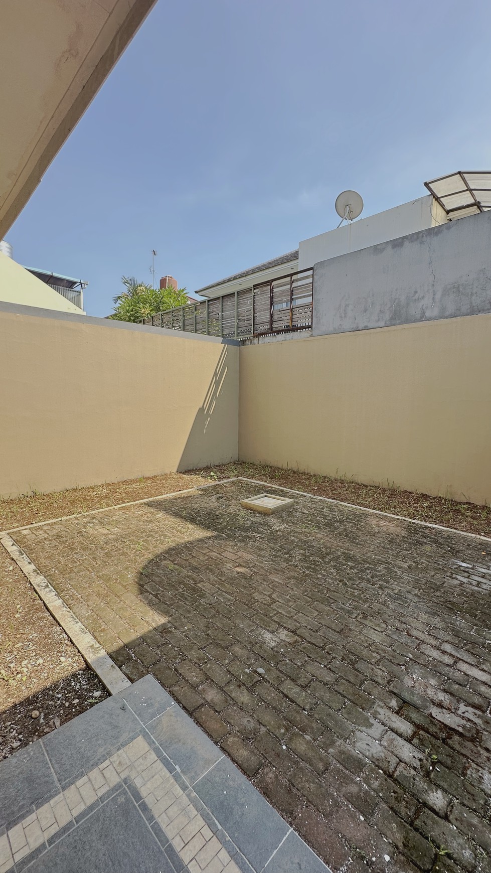 Rumah 2 Lantai Rapi Cantik Siap Huni