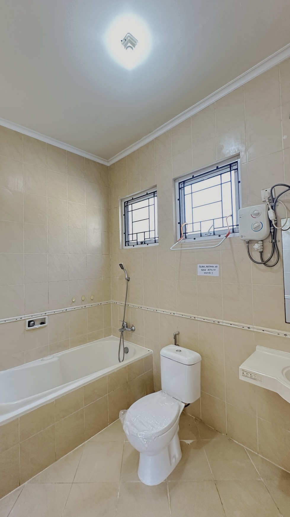 Rumah 2 Lantai Rapi Cantik Siap Huni