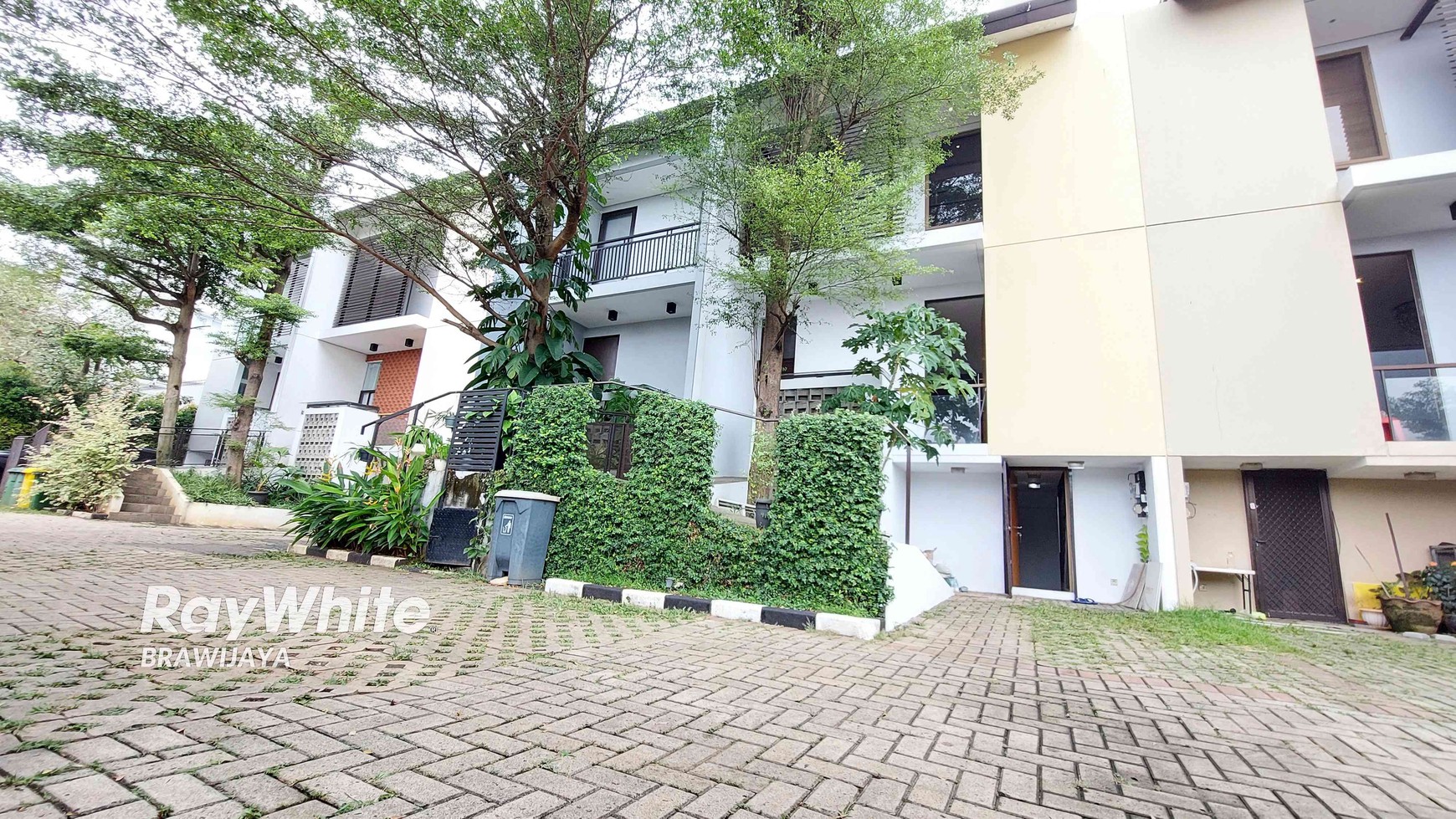 Townhouse di Cilandak, Private pool, 10 menit ke tol JORR