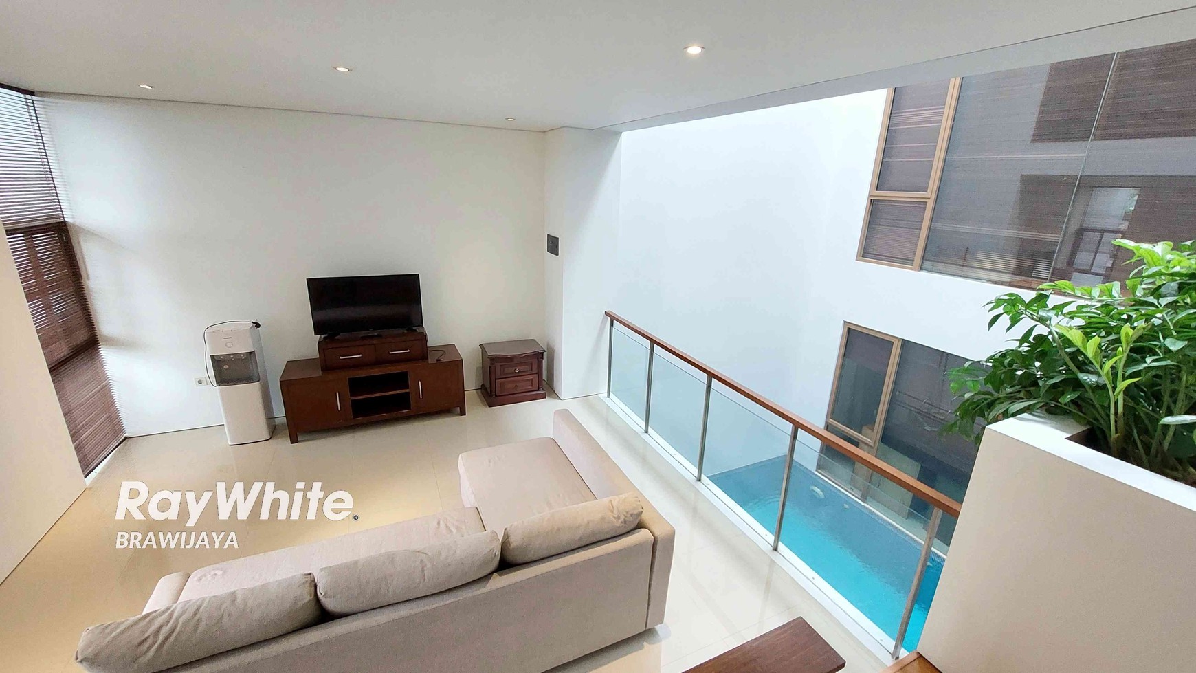 Townhouse di Cilandak, Private pool, 10 menit ke tol JORR