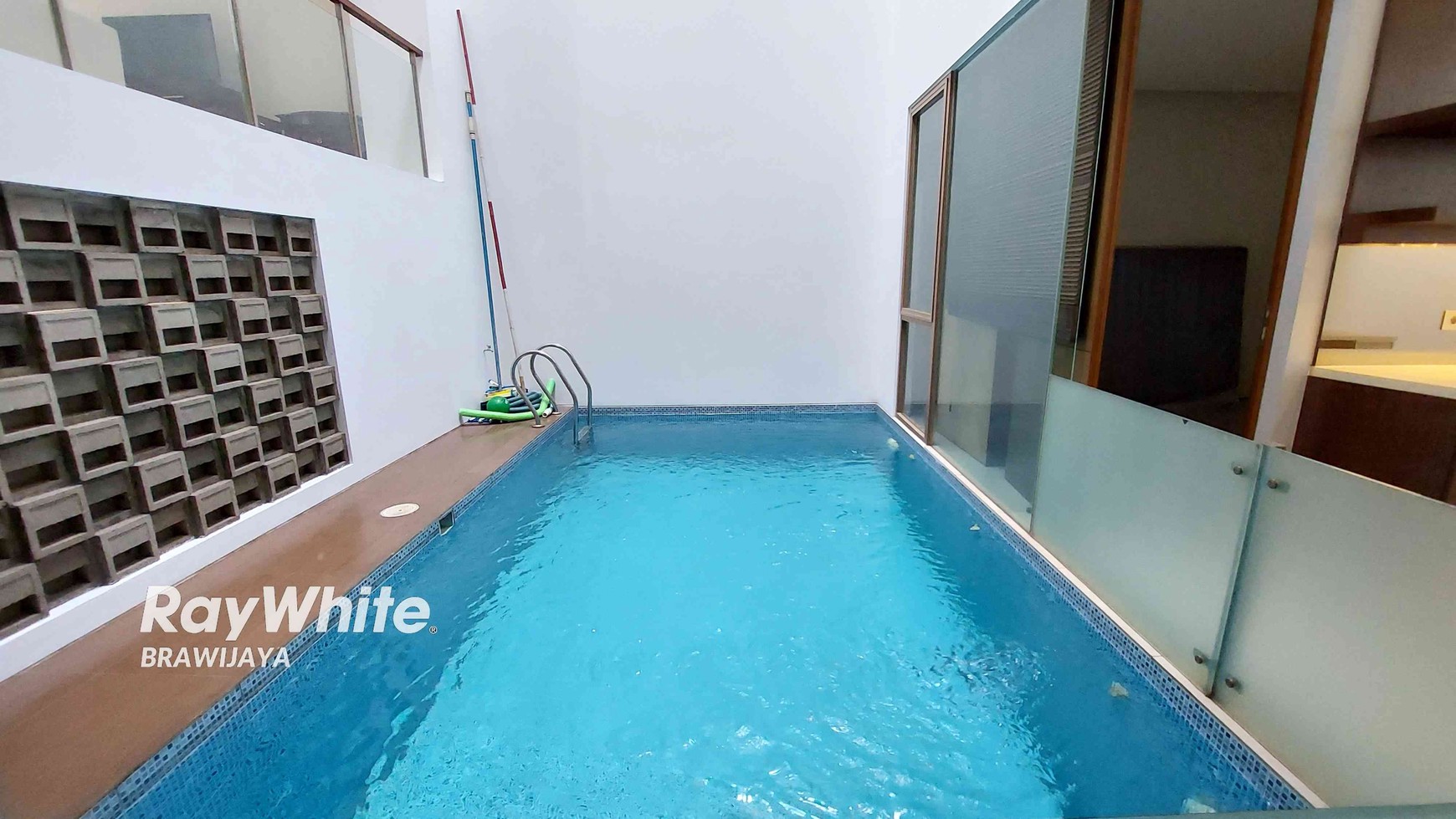 Townhouse di Cilandak, Private pool, 10 menit ke tol JORR