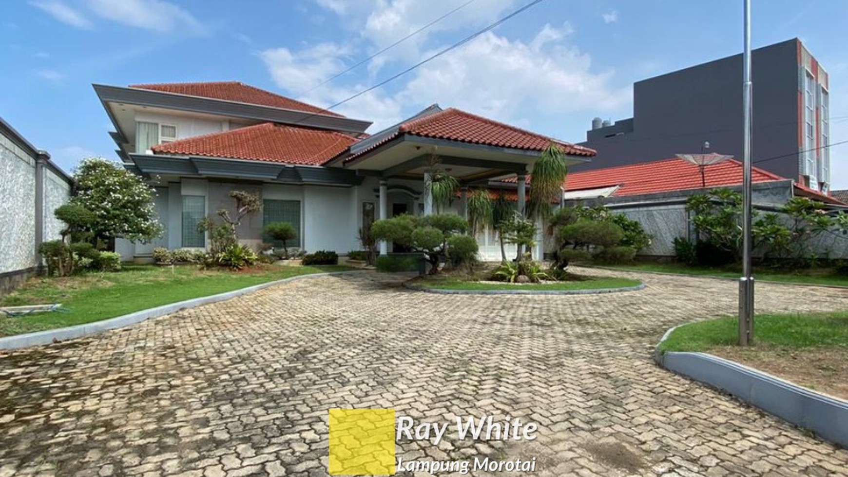 dijual rumah mewah dan luas Urip Sumoharjo