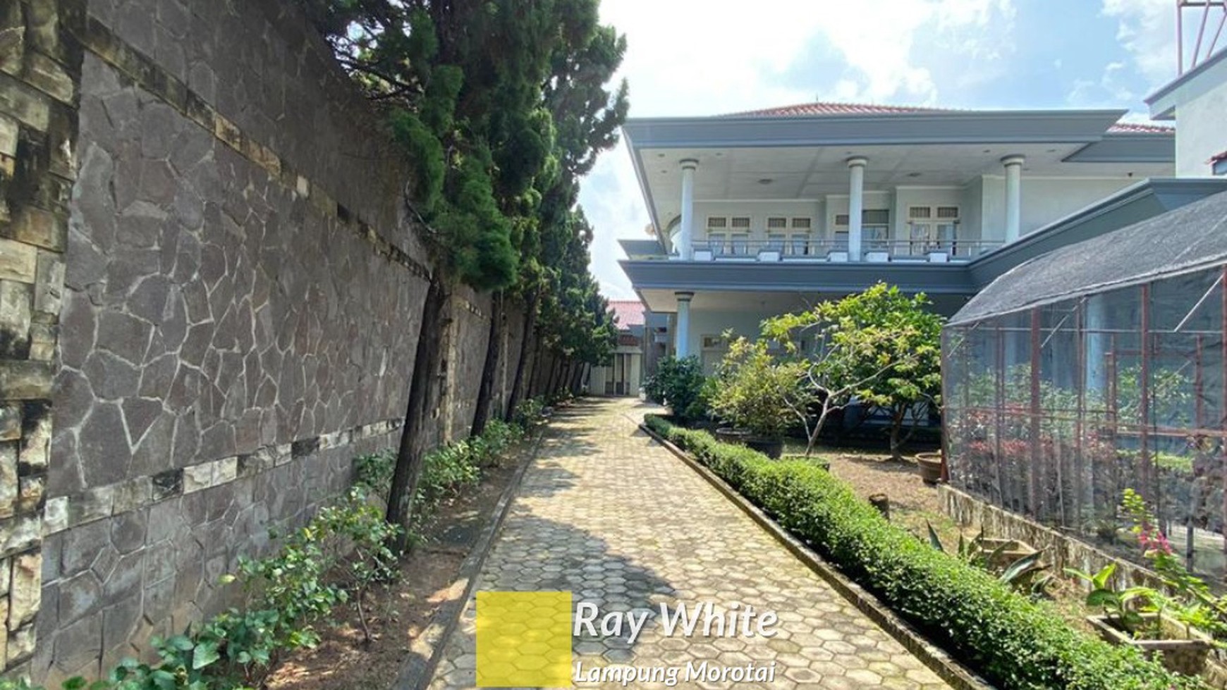 dijual rumah mewah dan luas Urip Sumoharjo