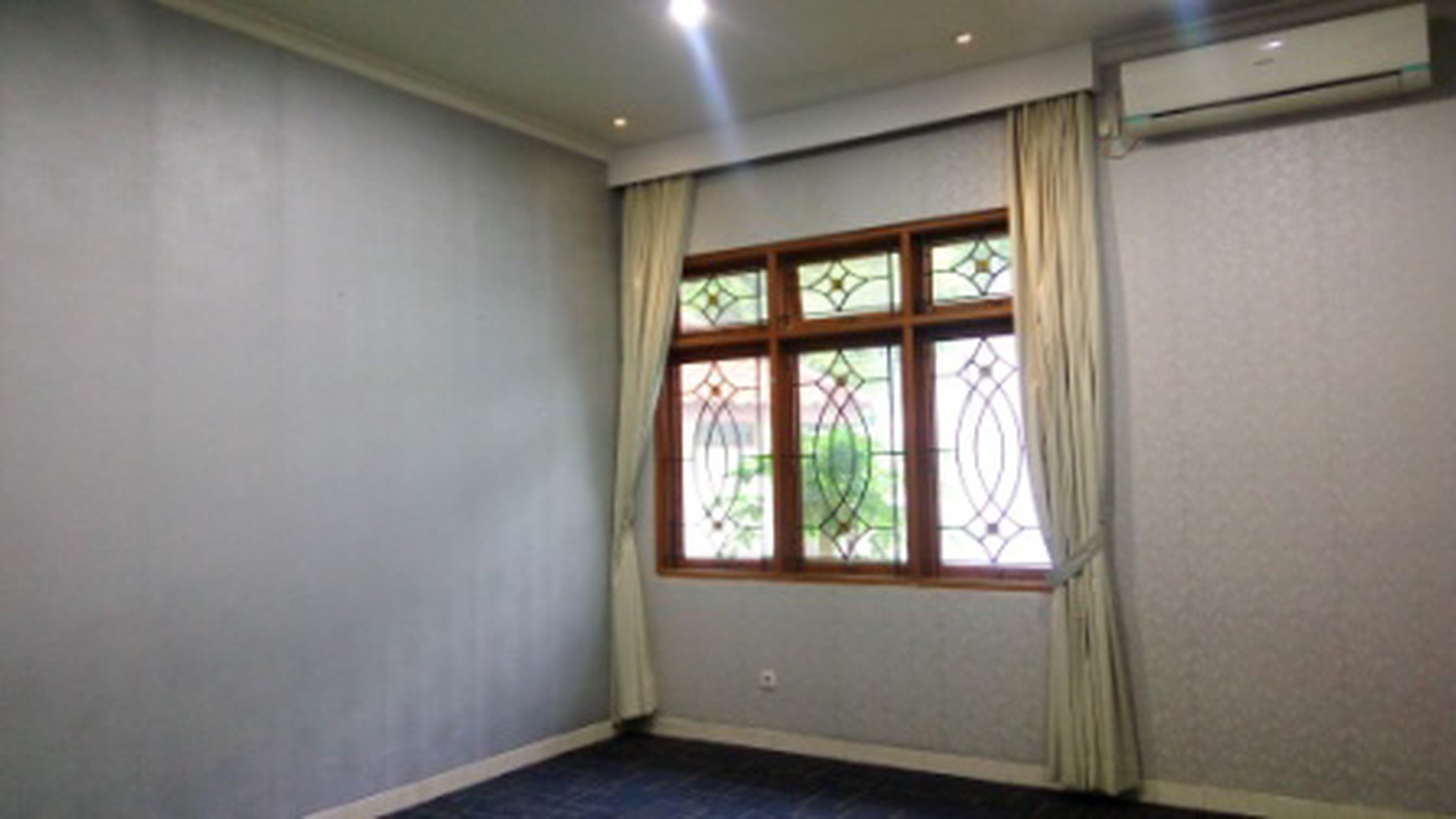 Good house in strategic location of Menteng Jakarta  "The price can be negotiable"