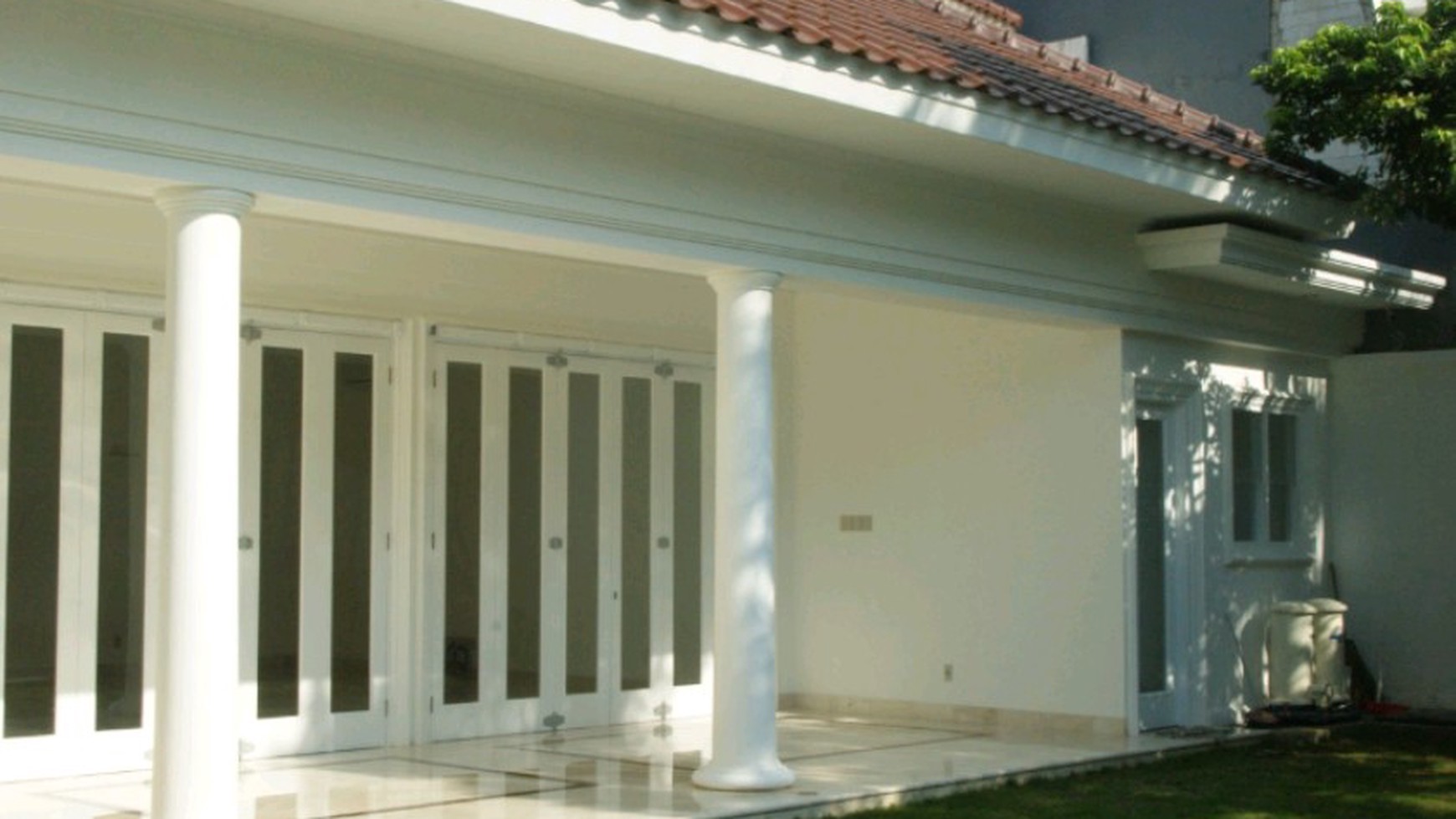 Beautiful and limited edition house in kemang dalam area "the price can be negotiable"