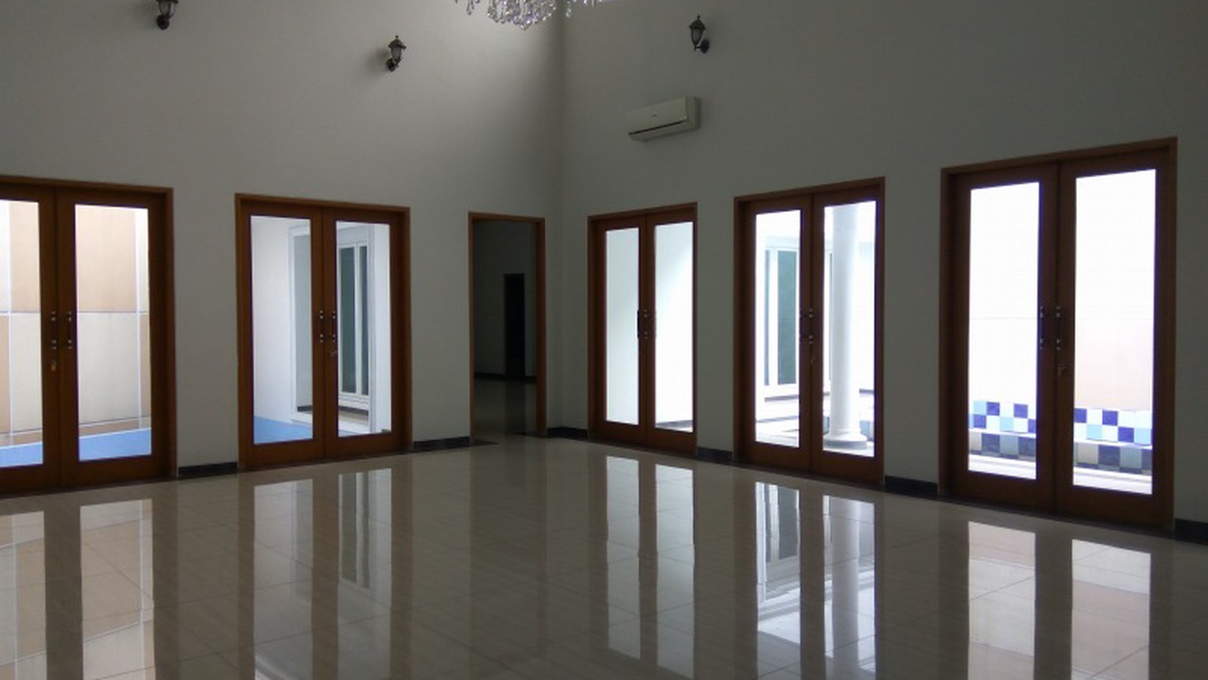 Comfortable, amazing, and beautiful house in Kuningan area  for expatriat and others " The price can be negotiable"