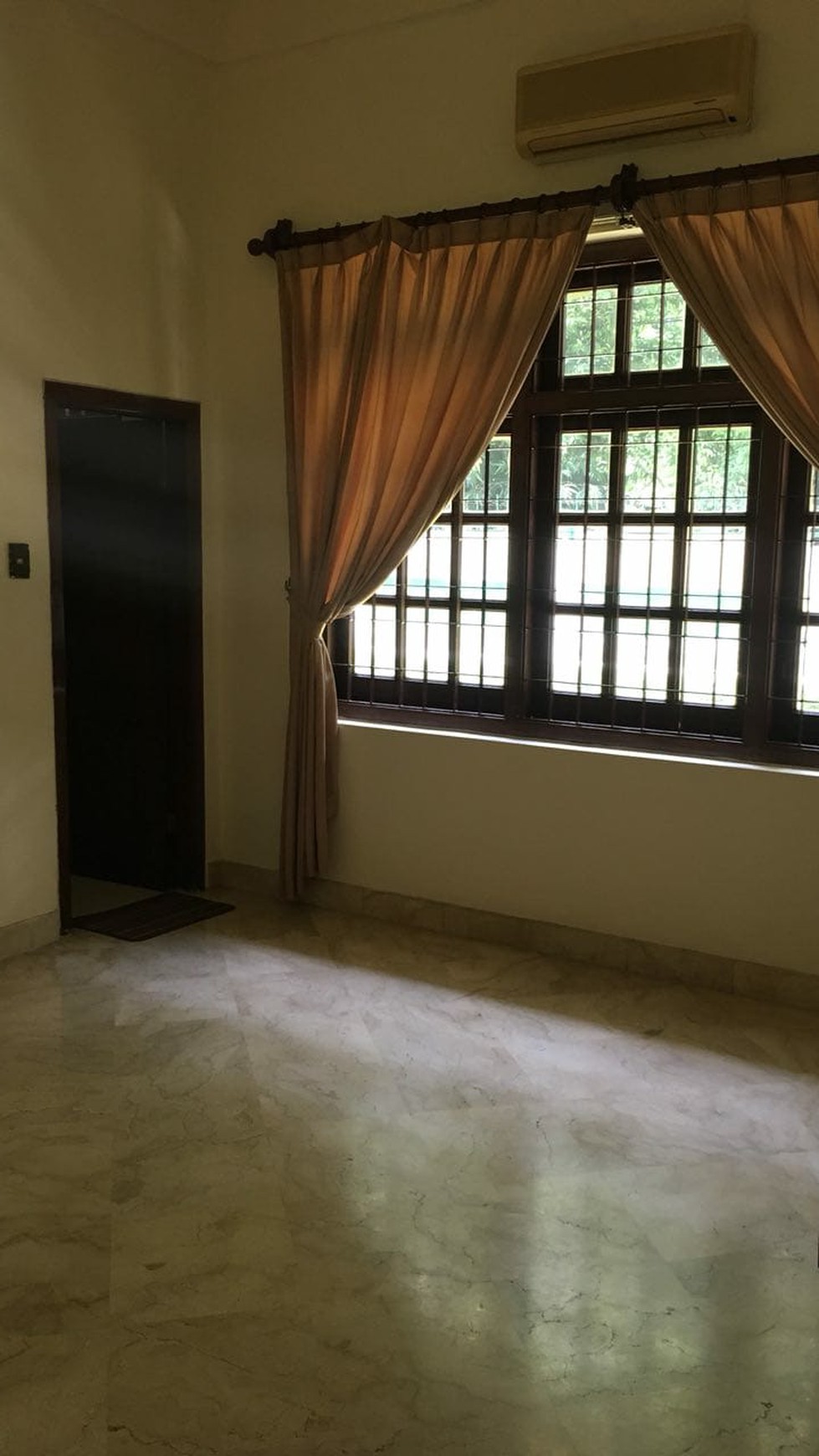 Dijual Rumah Hoek di Kebayoran Baru