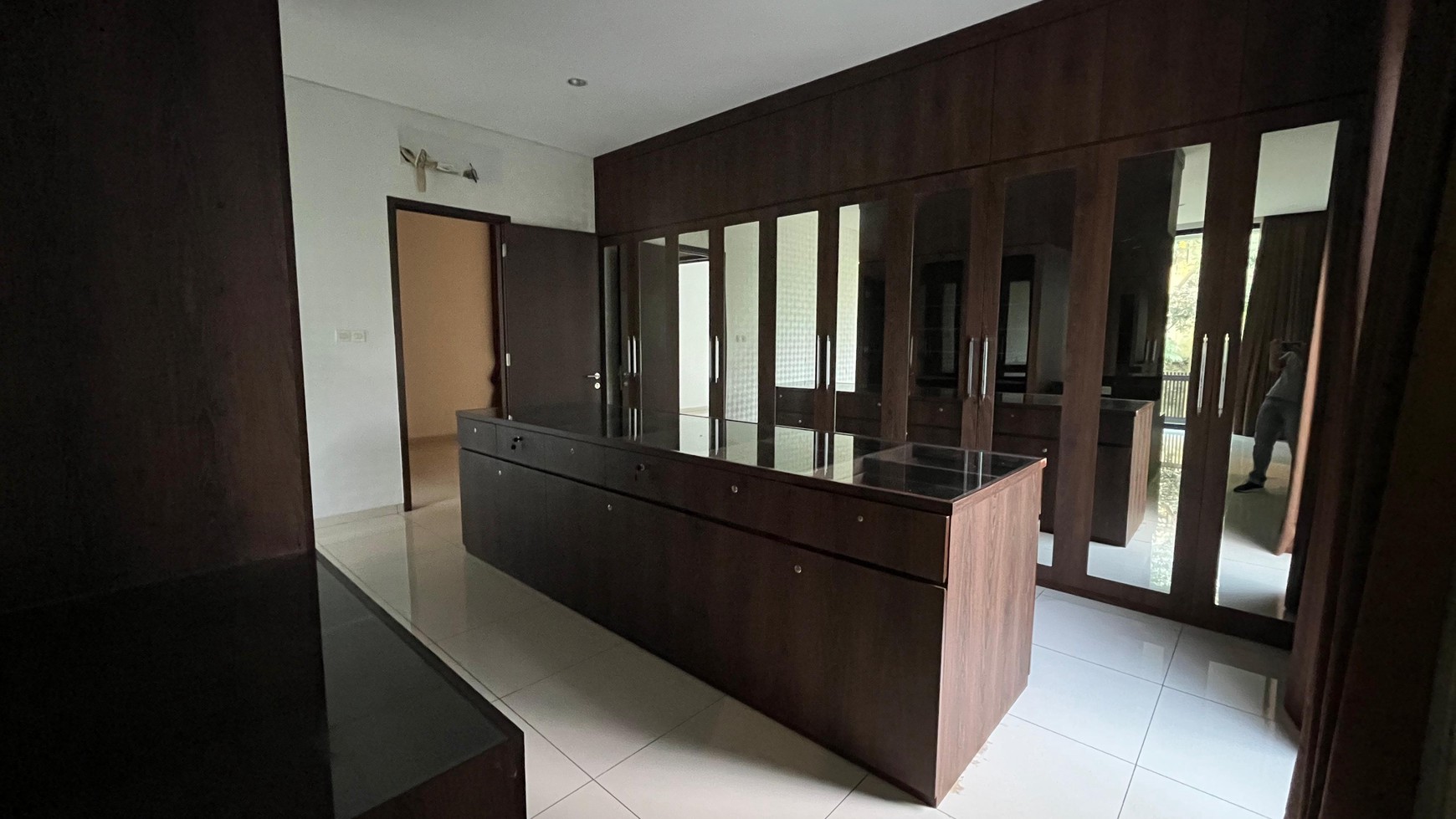 Rumah 3 Lantai Modern Smarthome di Lingkungan Mewah dan Asri