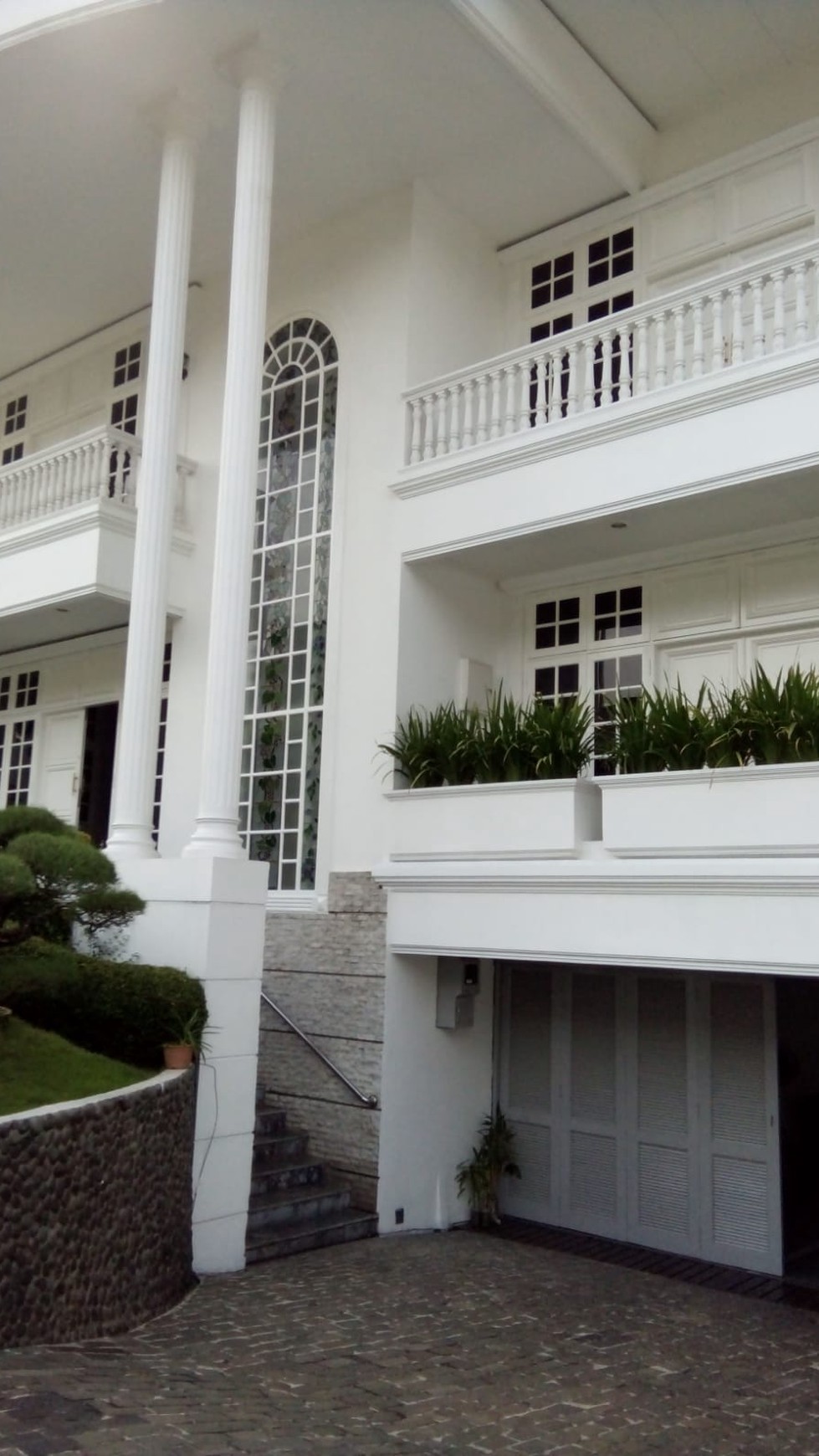 Luxury White House At Pondok Indah, South Jakarta 