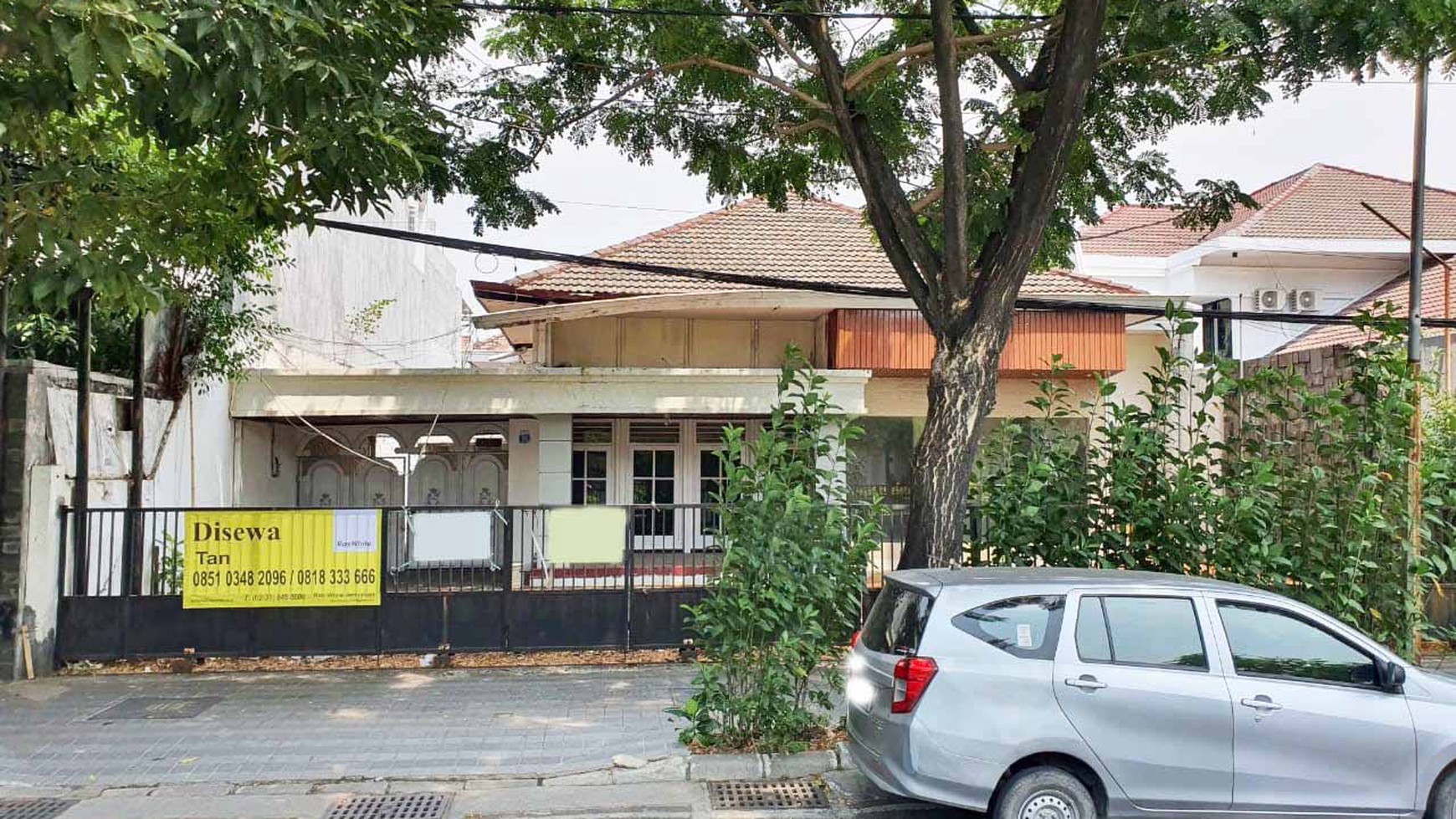 Rumah di Raya Dharmahusada Indah Surabaya Timur, Commercial Area untuk Kantor dan Resto, Parkiran Luas