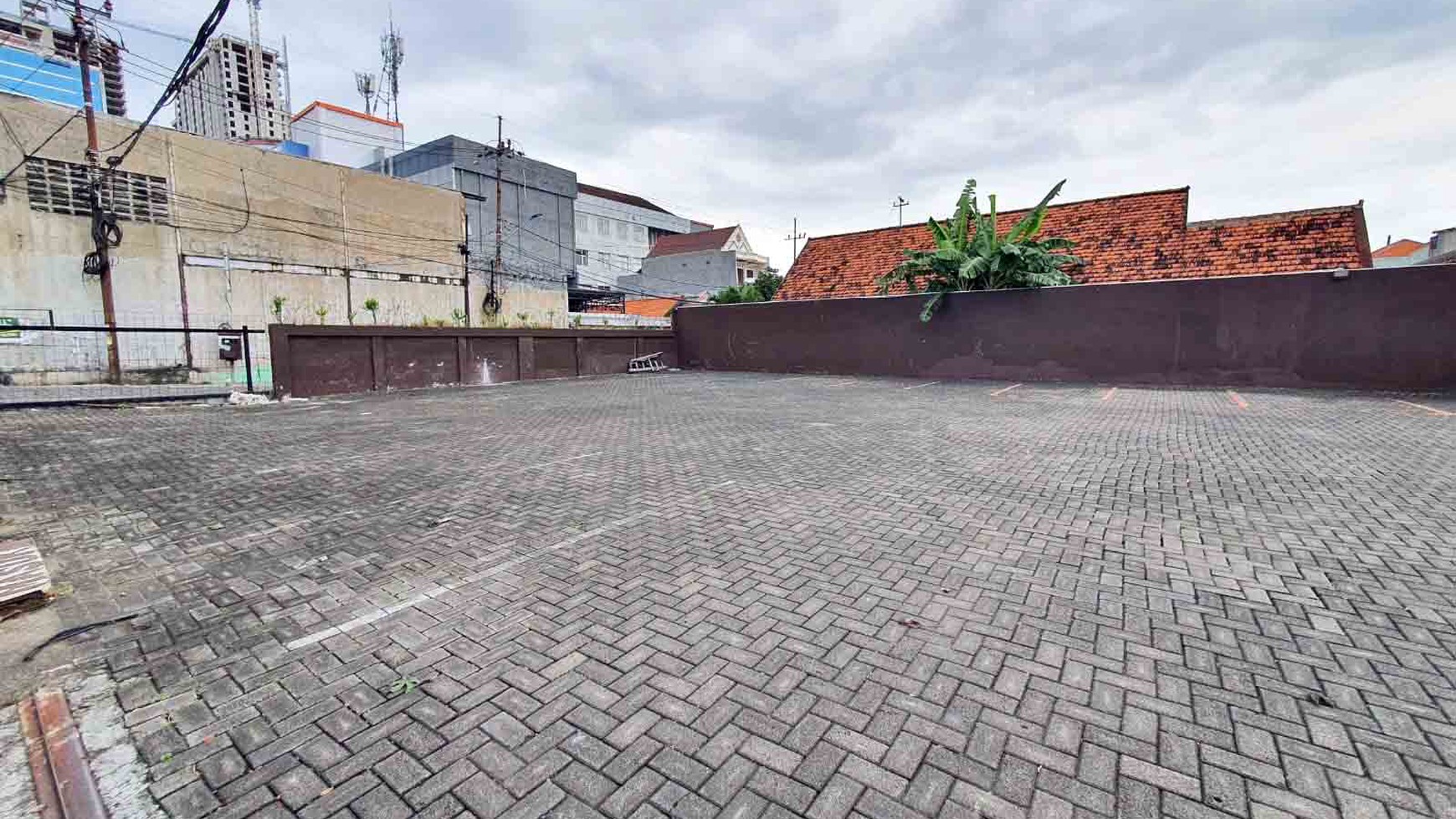 Rumah di Raya A. Yani Surabaya, Nol Jalan Raya, Cocok untuk usaha apapun, Parkir sangat luas !!!