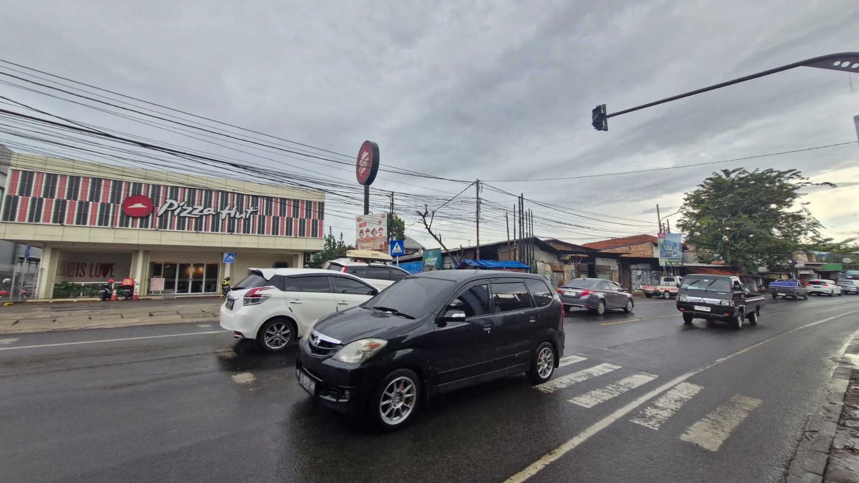 Di Jual Tanah pinggir jalan lokasi sangat ramai dan strategis di Jl. RE Martadinata, Ciputat.