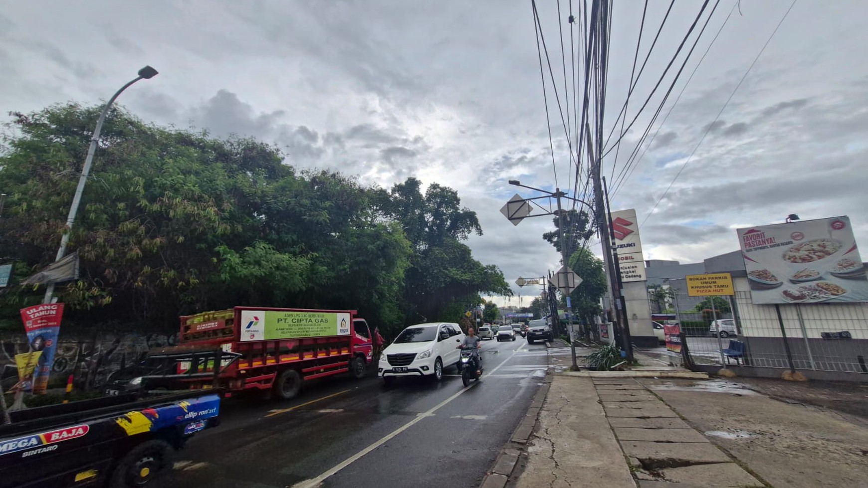 Di Jual Tanah pinggir jalan lokasi sangat ramai dan strategis di Jl. RE Martadinata, Ciputat.