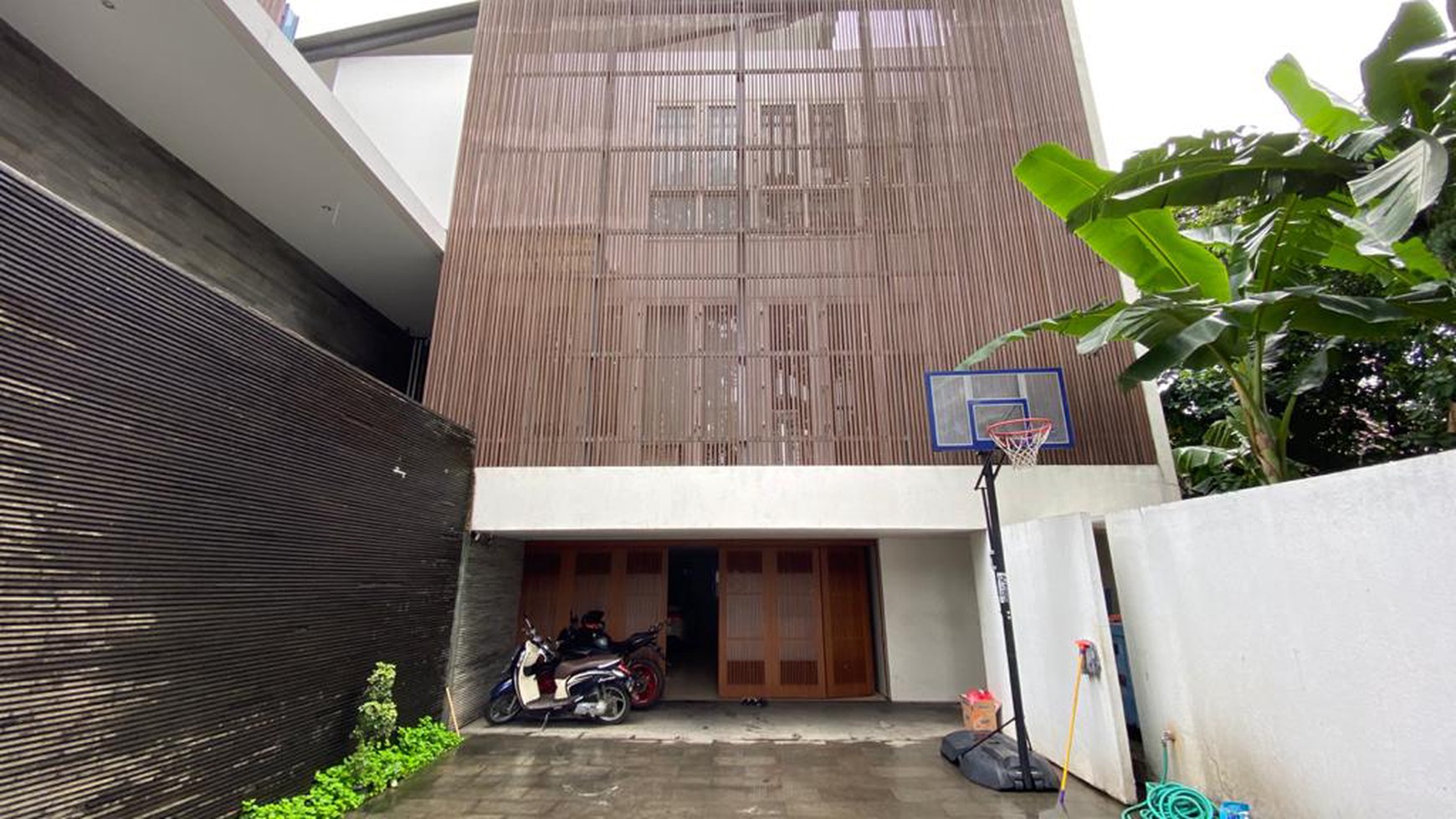 Rumah modern design fully furnished di hangtuah, jakarta selatan