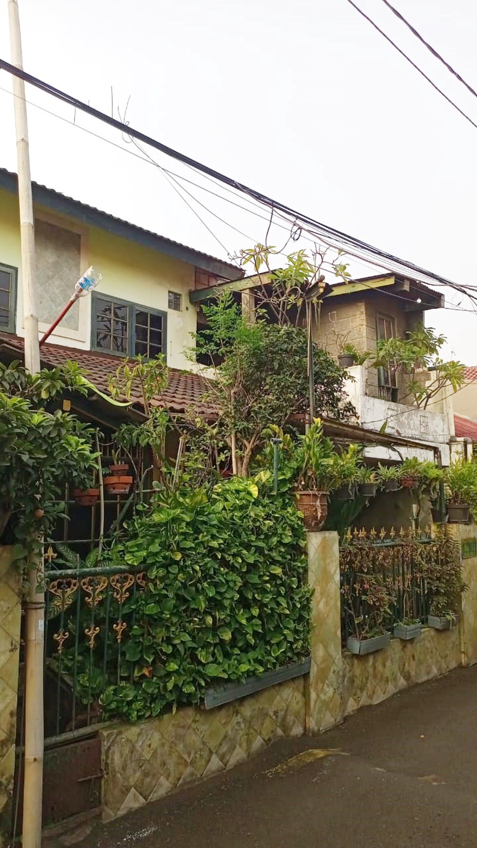 Rumah Lokasi Strategis dengan Bangunan Kokoh dan Hunian Asri @Tebet