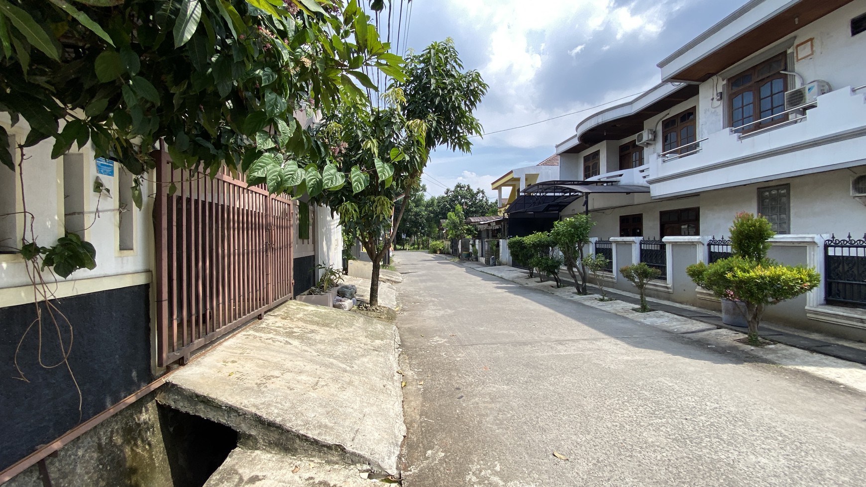 Rumah siap huni di dalam komplek dekat halte transjakarta, tangerang kota