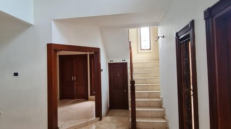 Rumah Mewah Hoek 3 Lantai di Citra Gran 