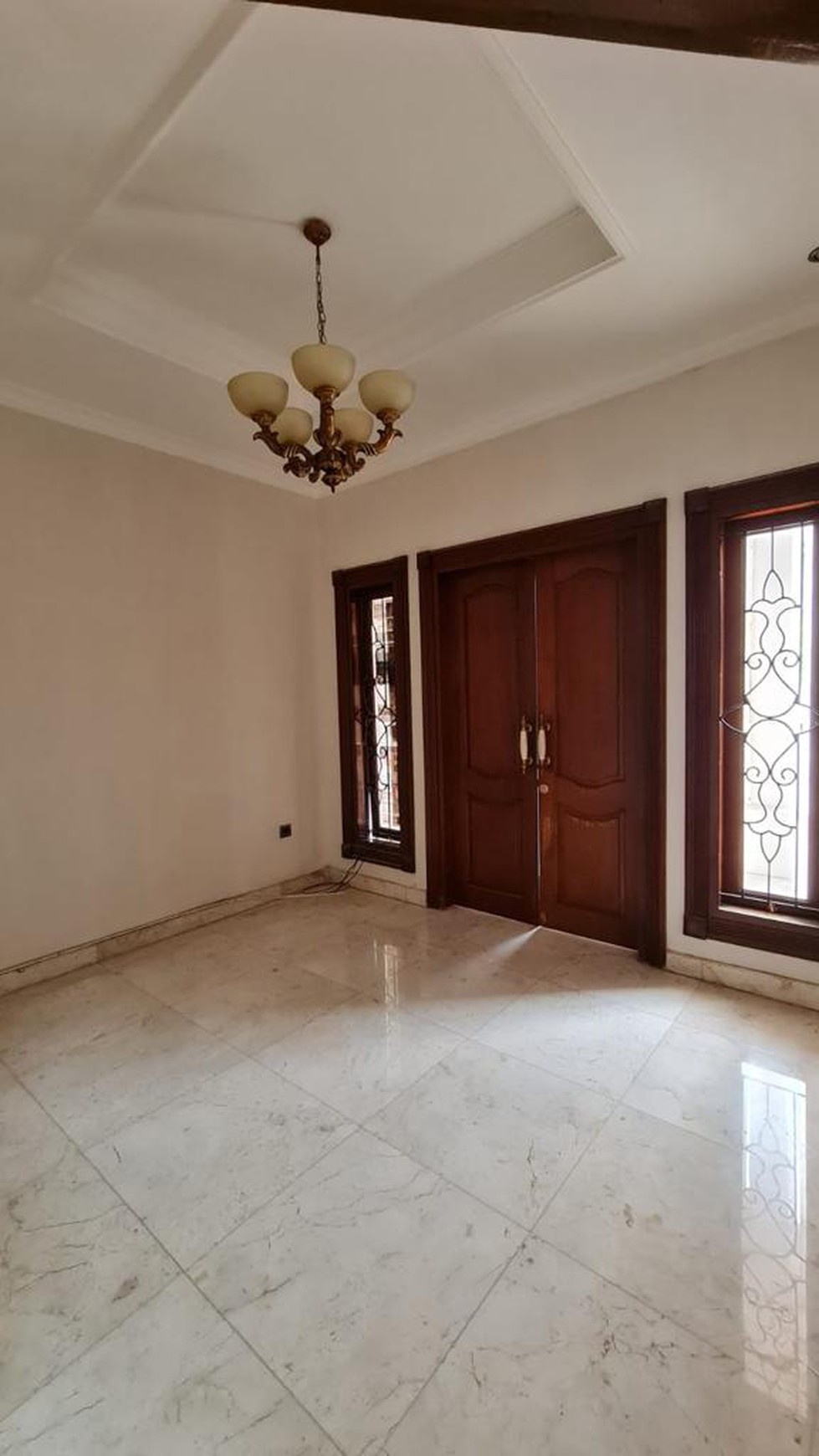 Rumah Mewah Hoek 3 Lantai di Citra Gran 