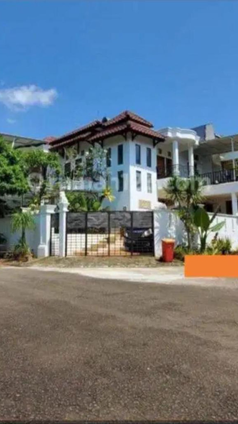 Rumah Mewah Hoek 3 Lantai di Citra Gran 