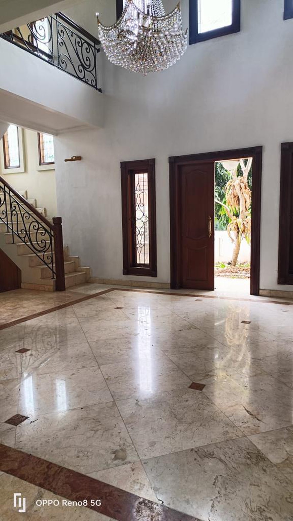 Rumah Mewah Hoek 3 Lantai di Citra Gran 