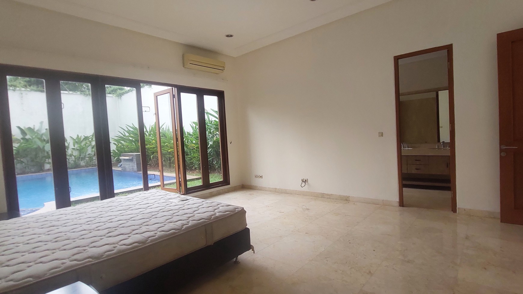 Comfortable House at Pejaten, suitable for expatriate residential