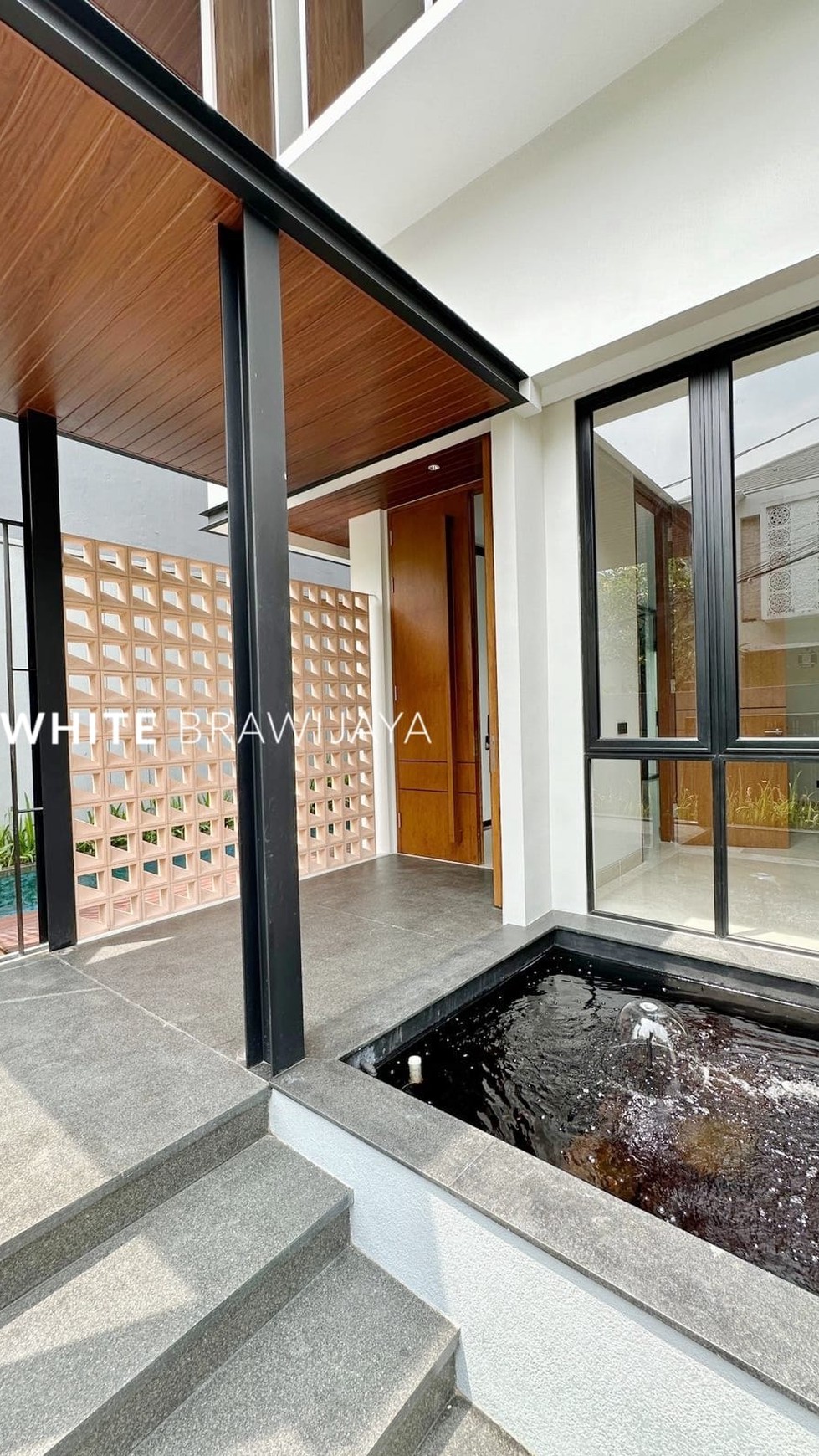 Brand New Luxurious And Comfoftable House Strategic Location In Kemang